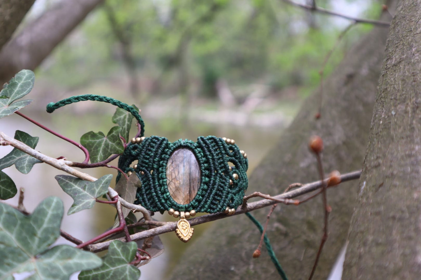 Grünes mit Macramee Armband eingefasstem Labradorit