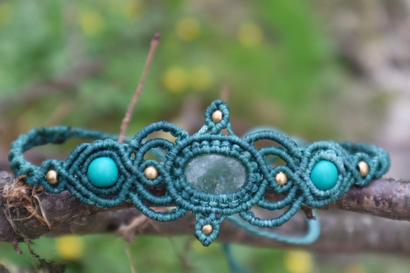 Türkisgrüne Tiara mit Erdbeerquarz und Türkisperlen