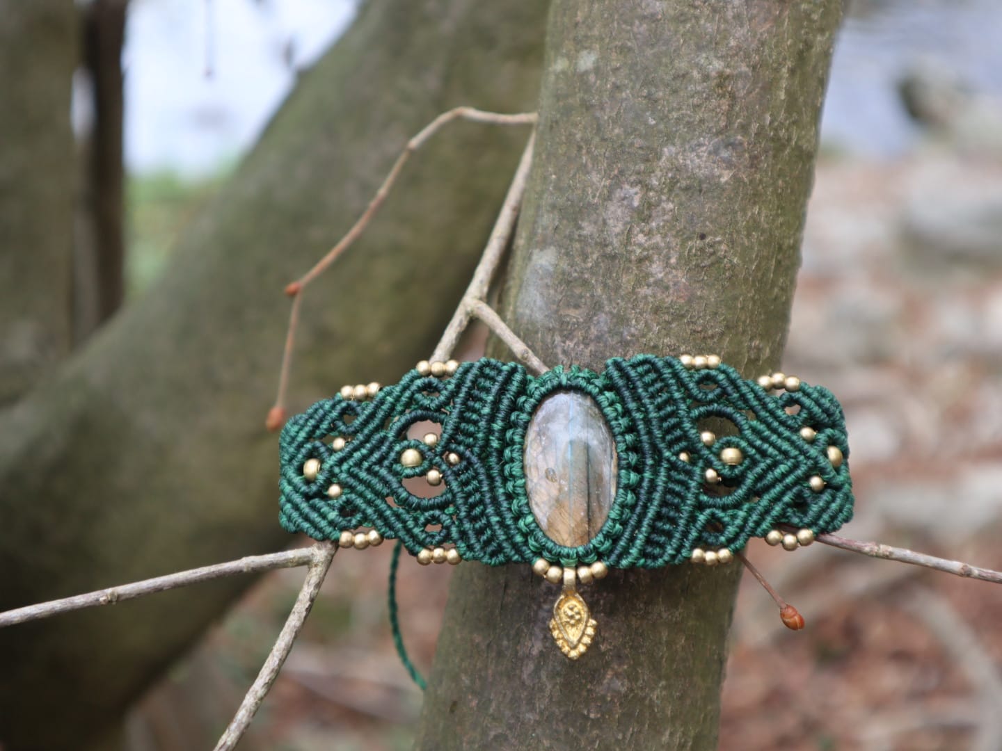 Grünes mit Macramee Armband eingefasstem Labradorit