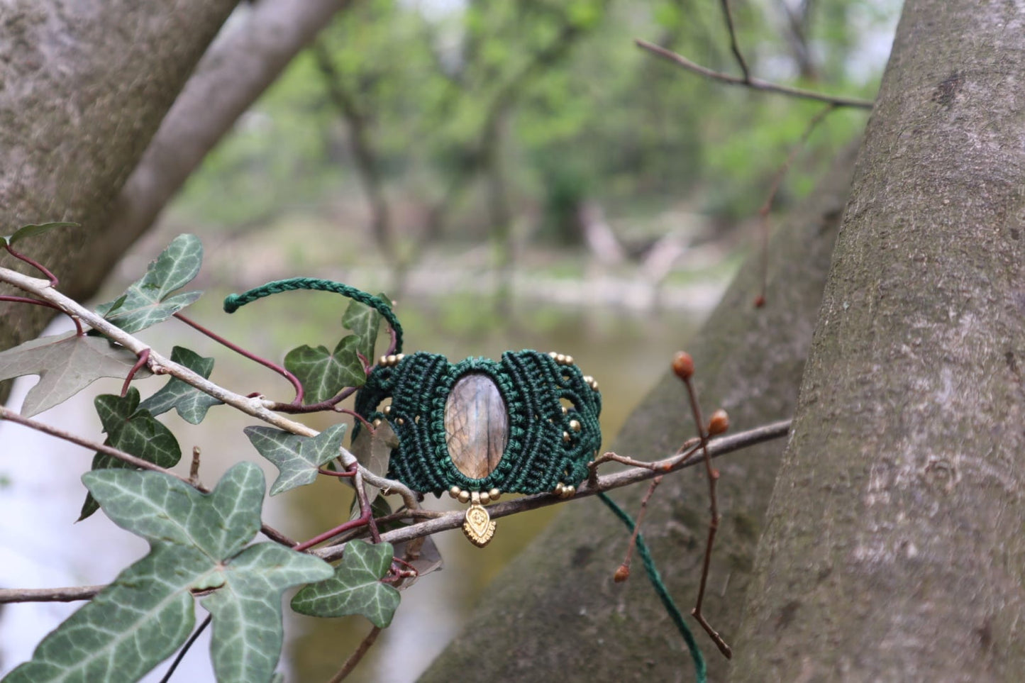 Grünes mit Macramee Armband eingefasstem Labradorit