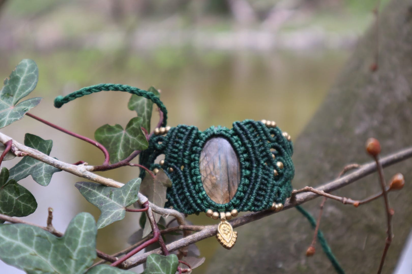 Grünes mit Macramee Armband eingefasstem Labradorit