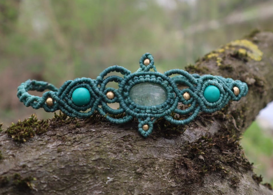 Türkisgrüne Tiara mit Erdbeerquarz und Türkisperlen