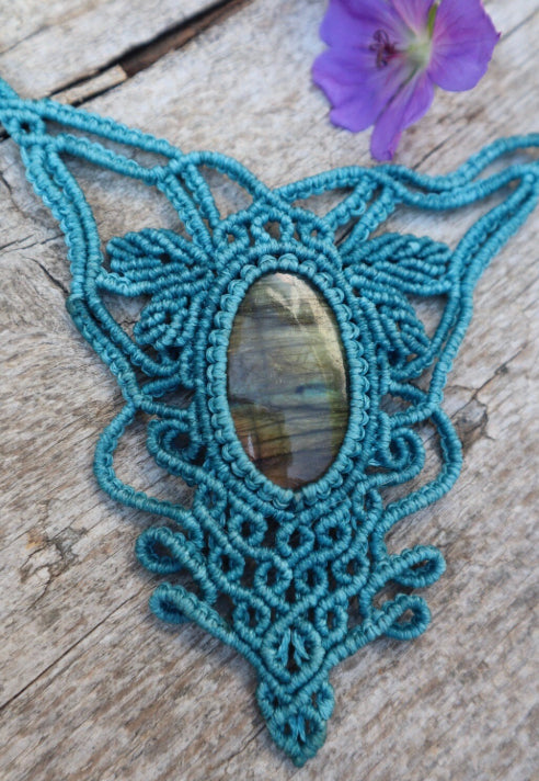 Türkises Collier mit Labradorit