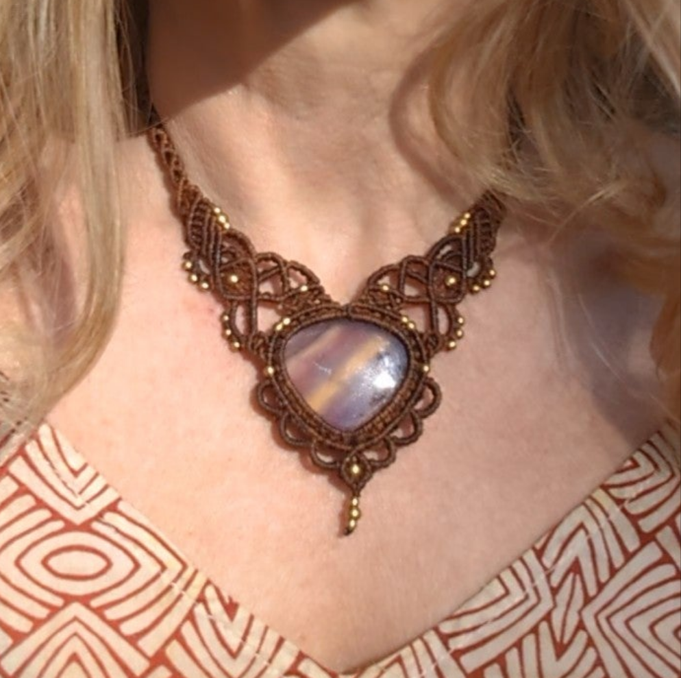Braunes Macramee Collier mit Fluorit