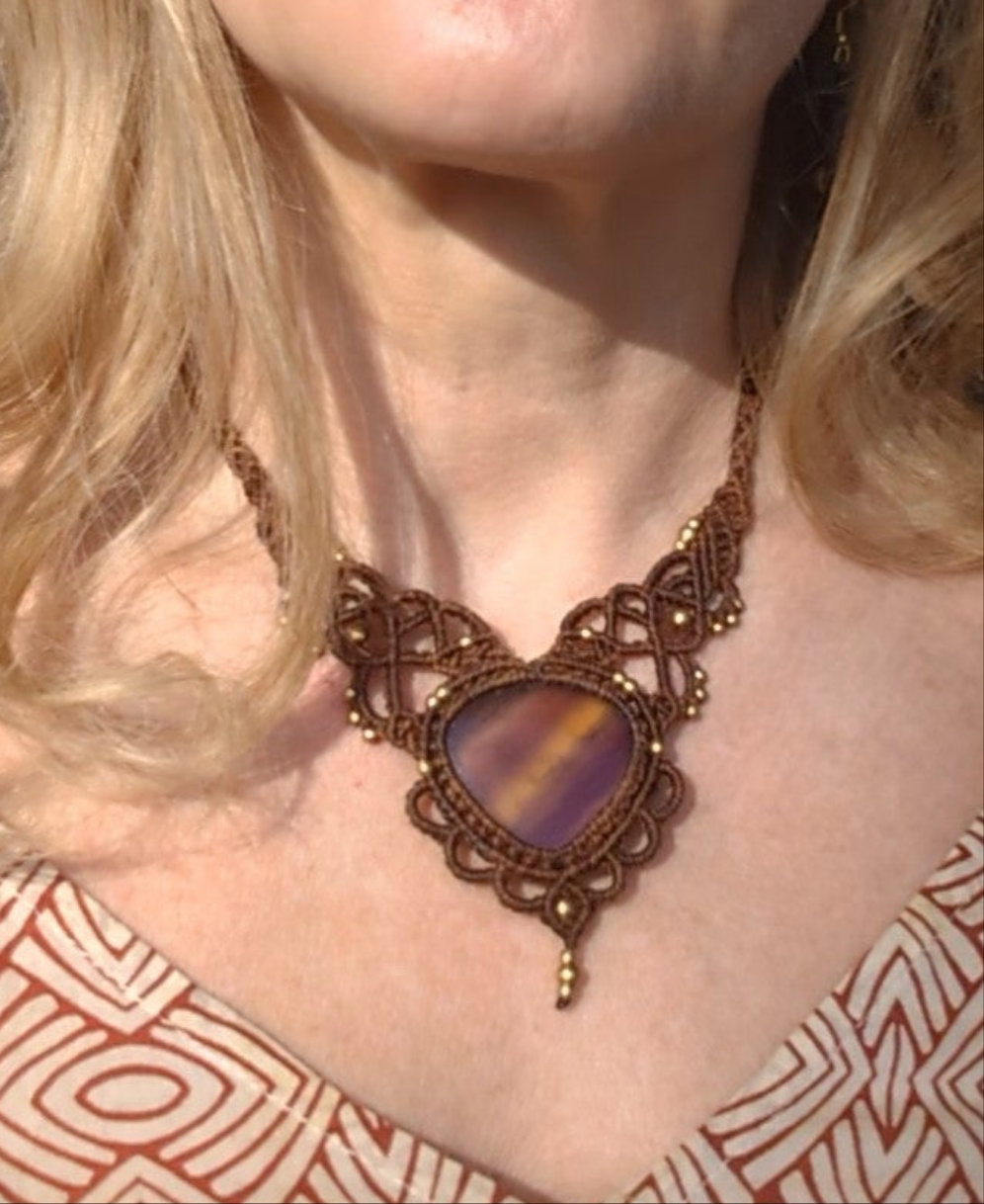 Braunes Macramee Collier mit Fluorit