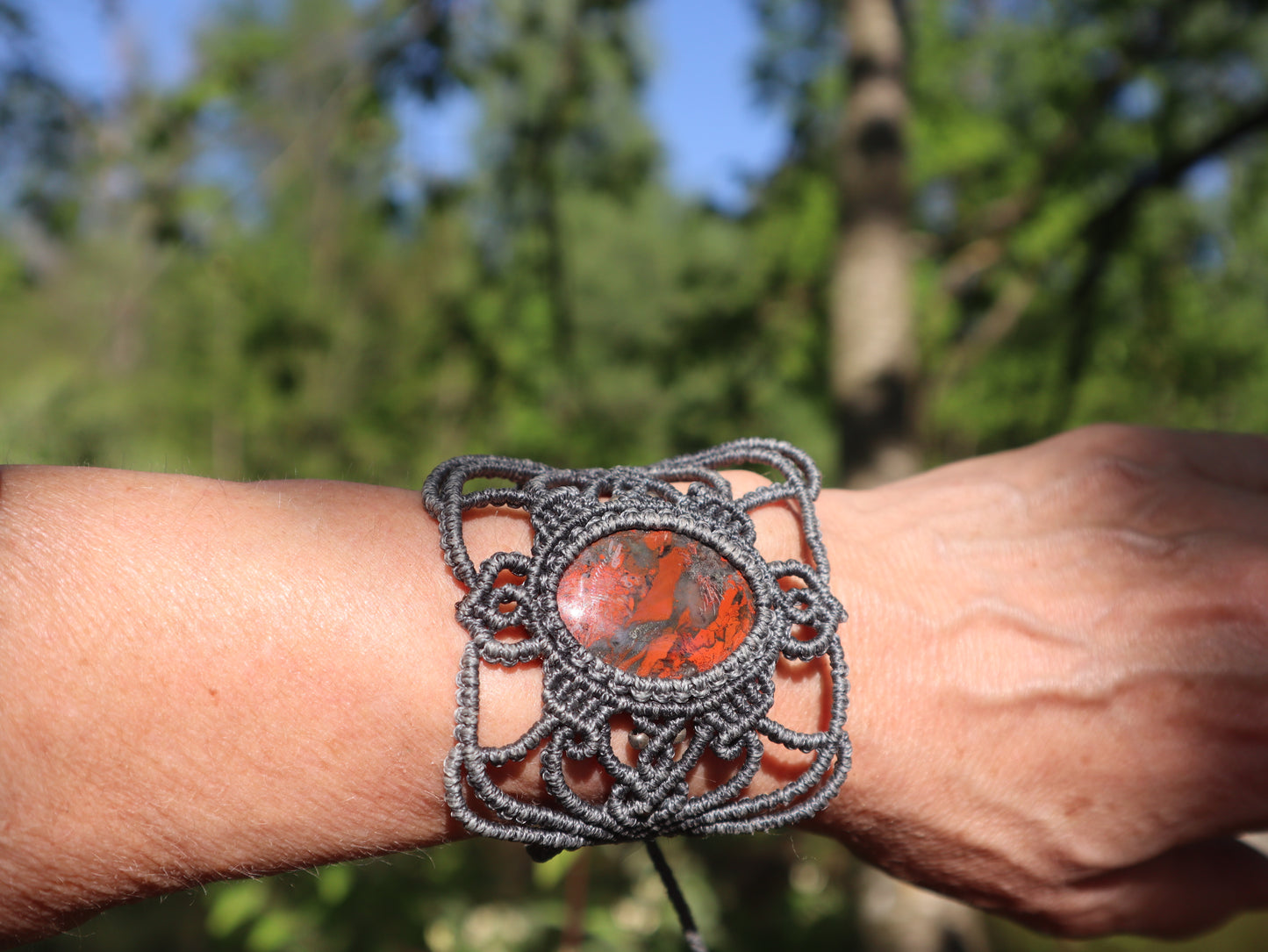 Graues mit Macramee Armband eingefasstem Jaspis