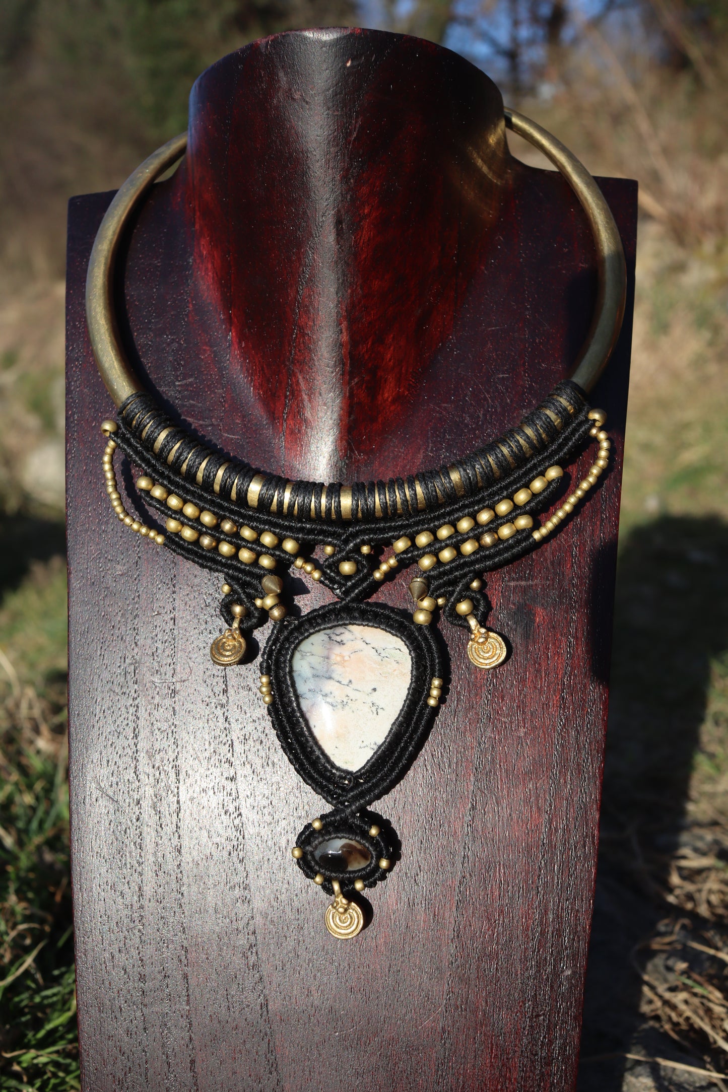 Wunderschöner Messing Halsreifen mit Dendridenopal und Onyx