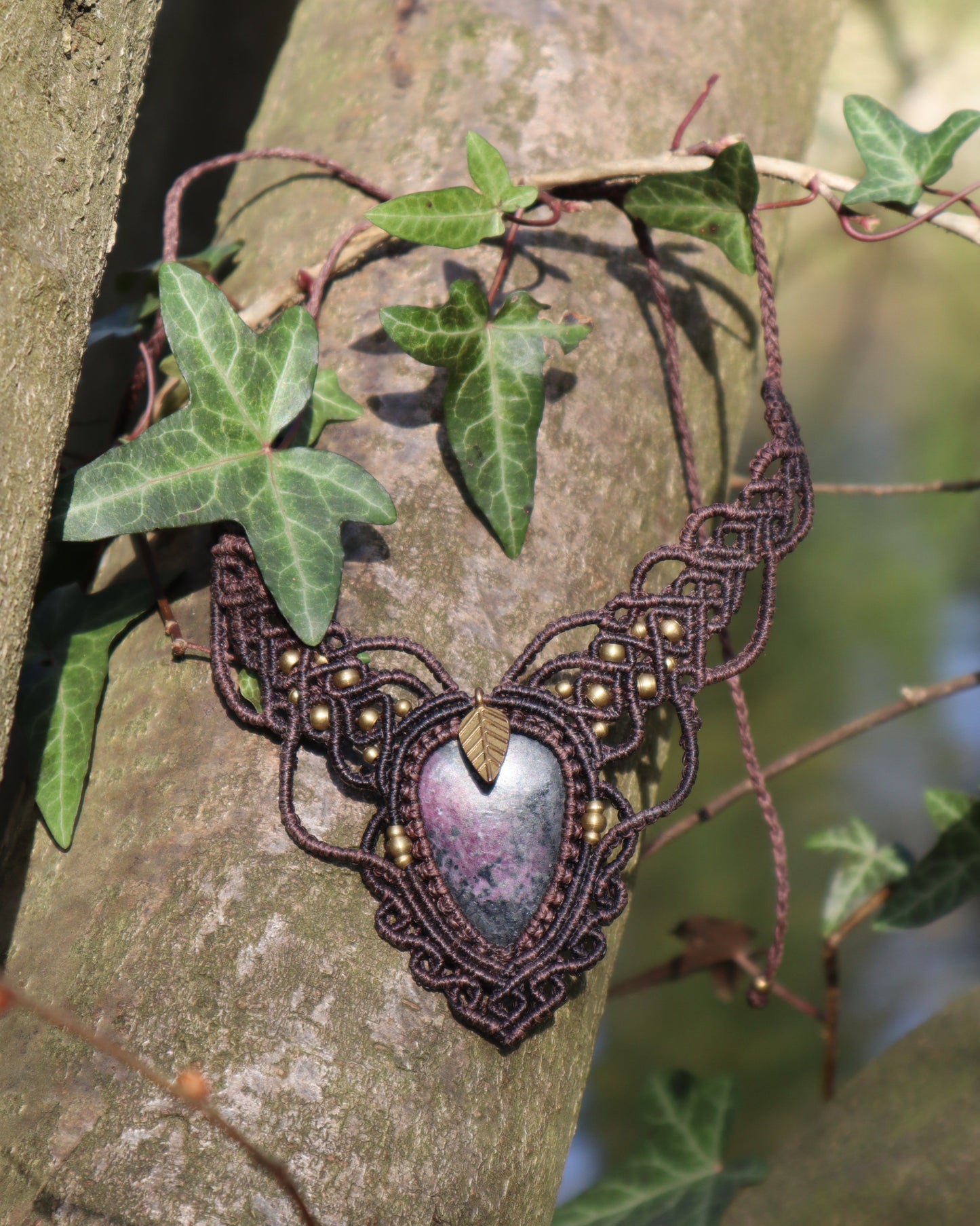 Dunkelbraunes Makramee Collier mit Rubinzoisite