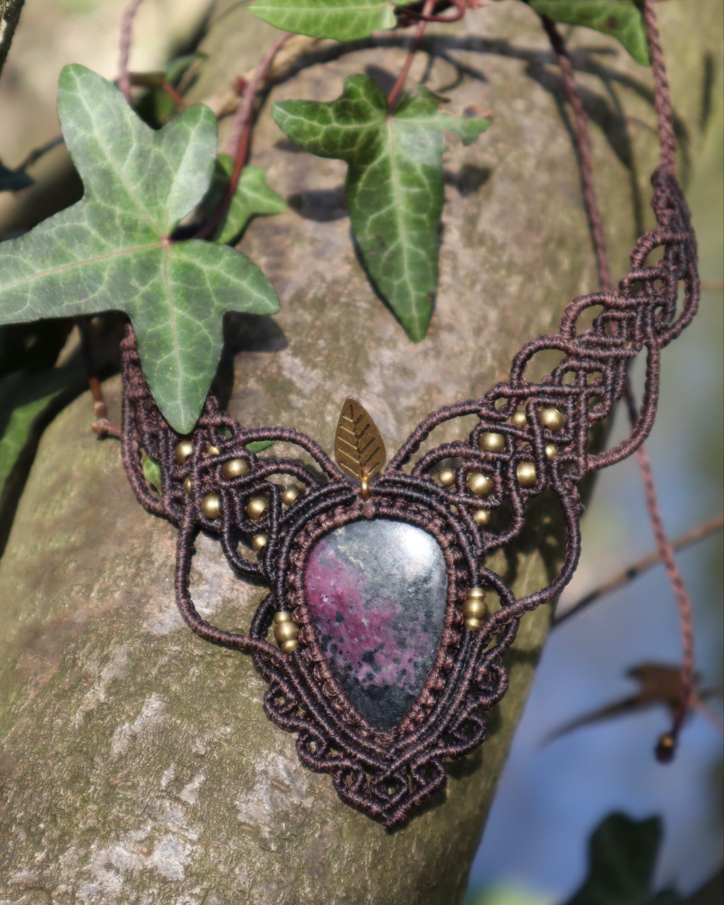Dunkelbraunes Makramee Collier mit Rubinzoisite