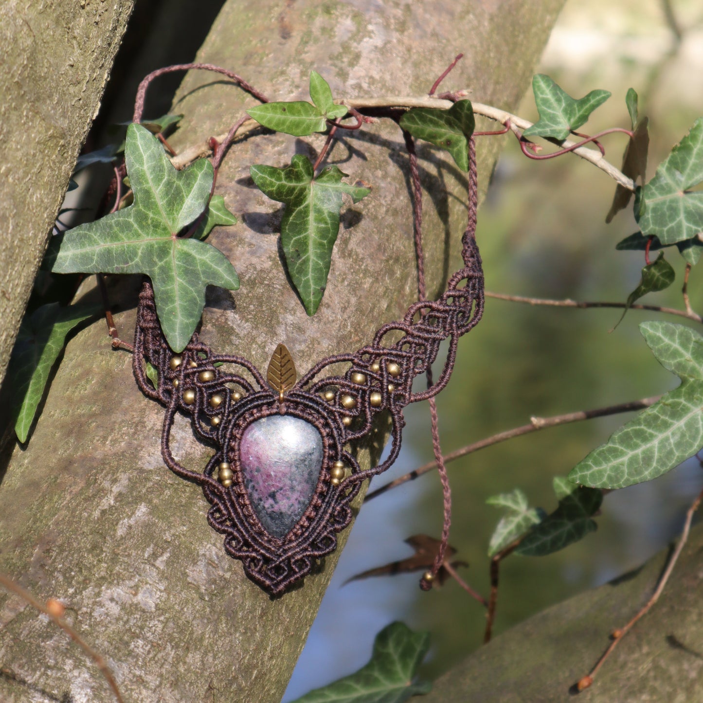 Dunkelbraunes Makramee Collier mit Rubinzoisite