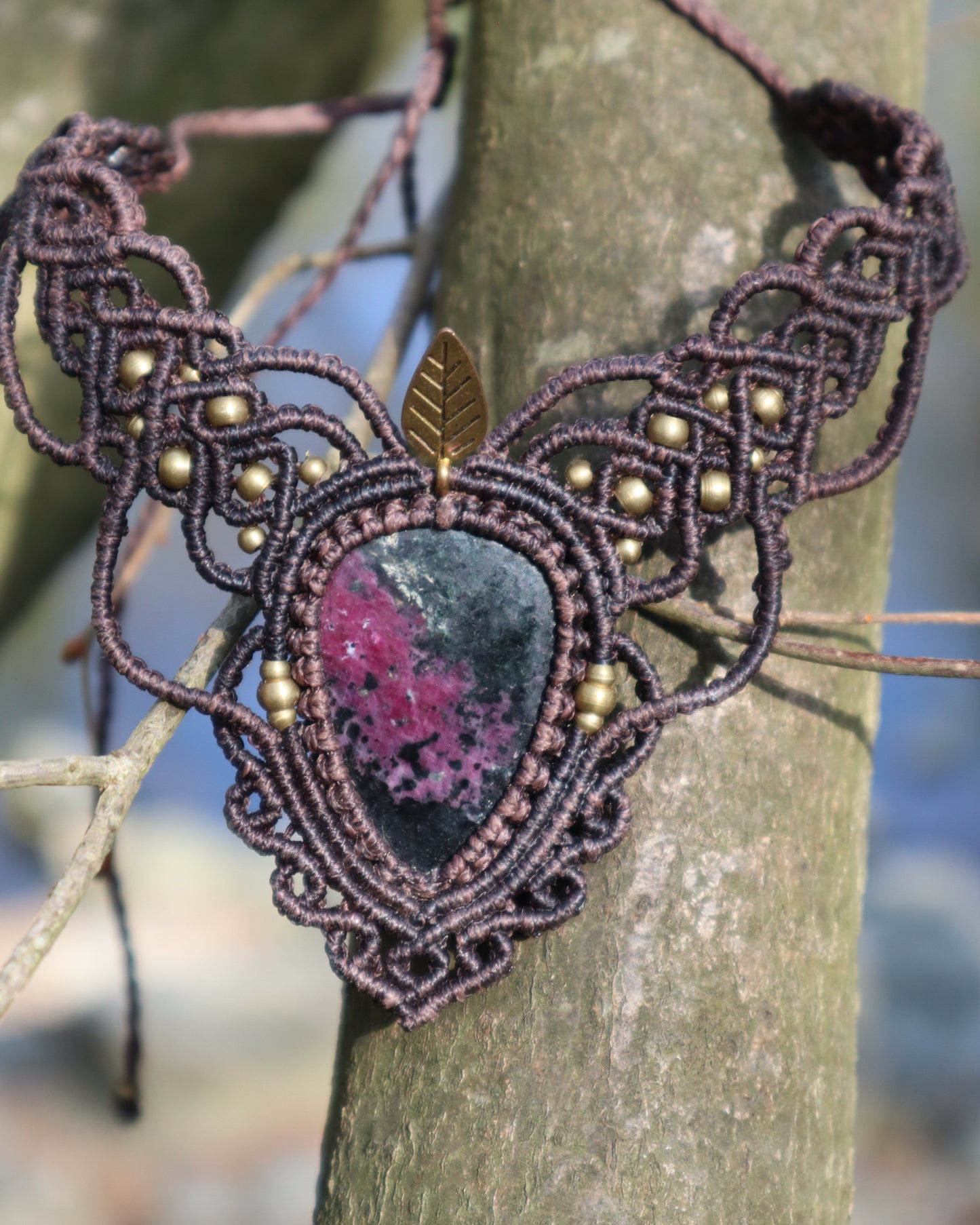 Dunkelbraunes Makramee Collier mit Rubinzoisite