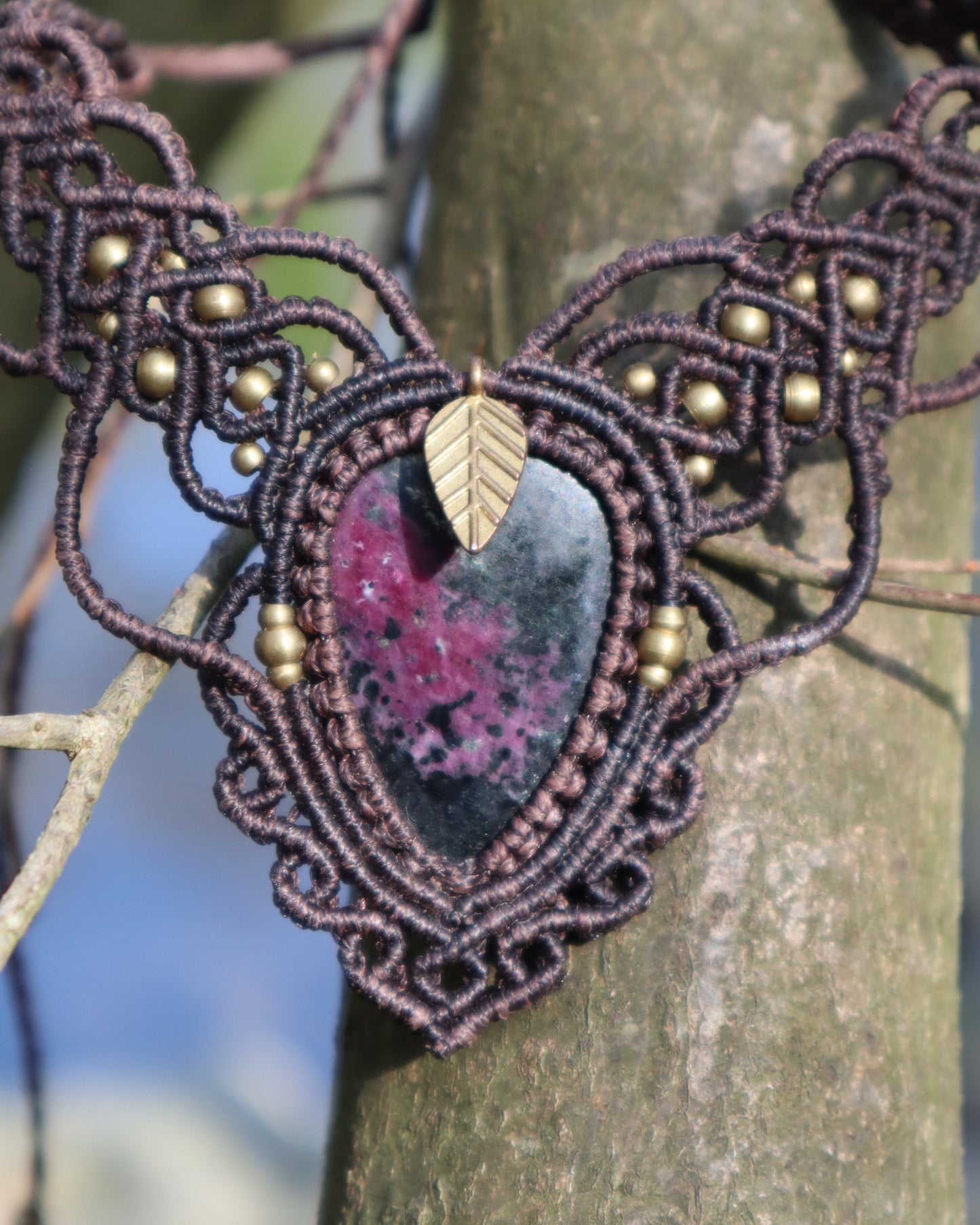 Dunkelbraunes Makramee Collier mit Rubinzoisite
