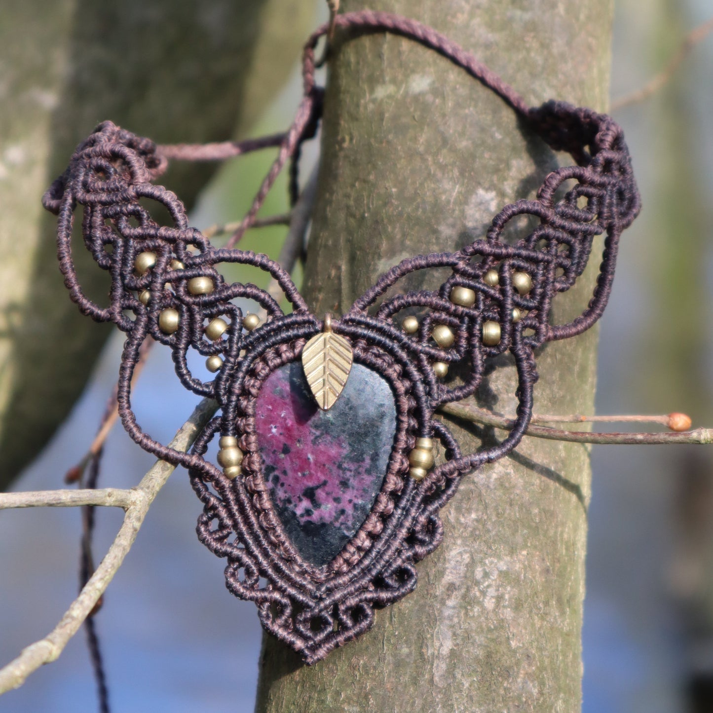 Dunkelbraunes Makramee Collier mit Rubinzoisite