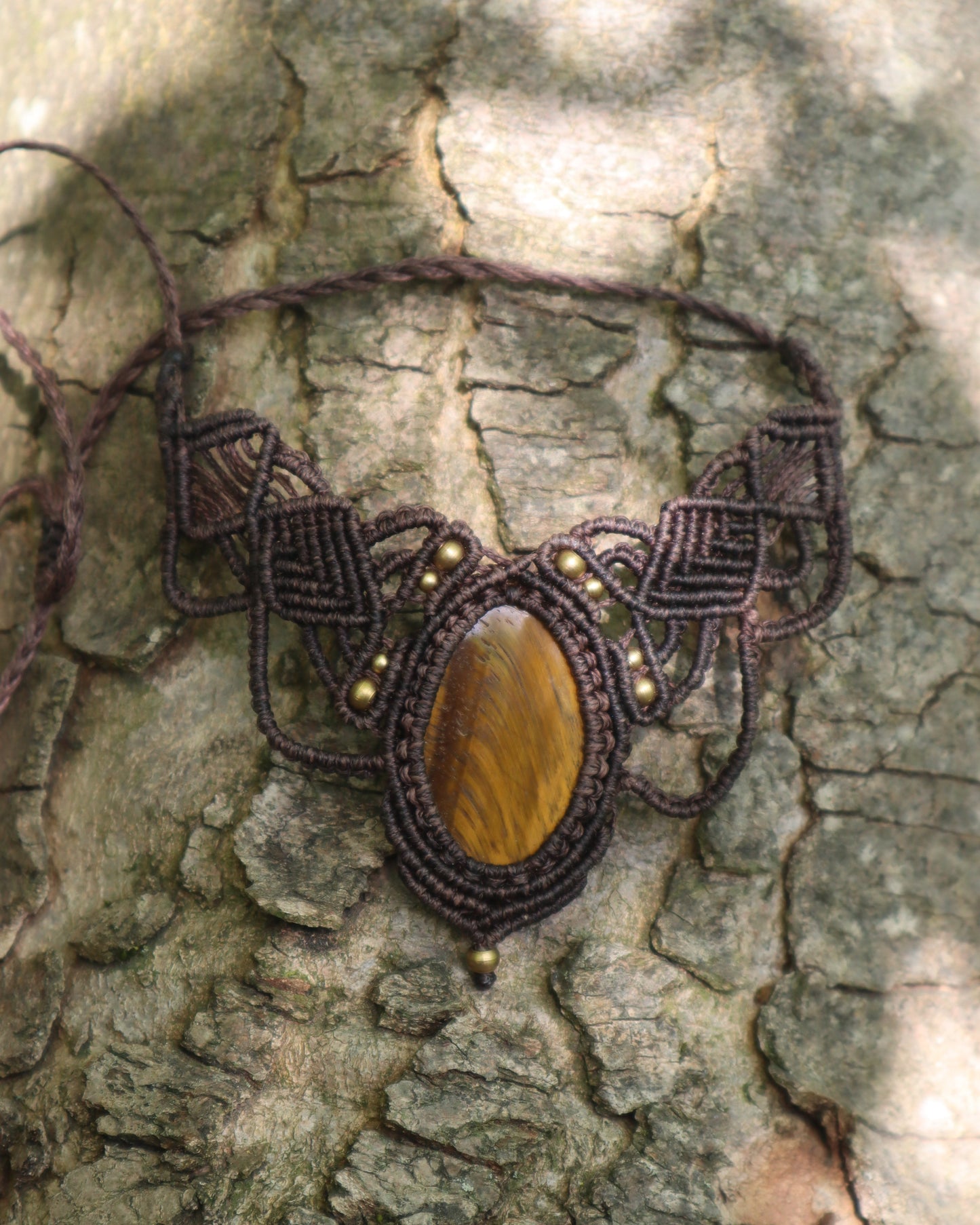 Braunes Makramee Collier mit Tigerauge
