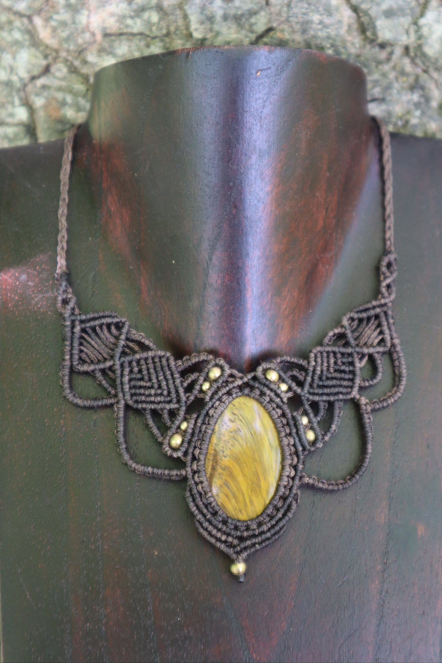 Braunes Makramee Collier mit Tigerauge