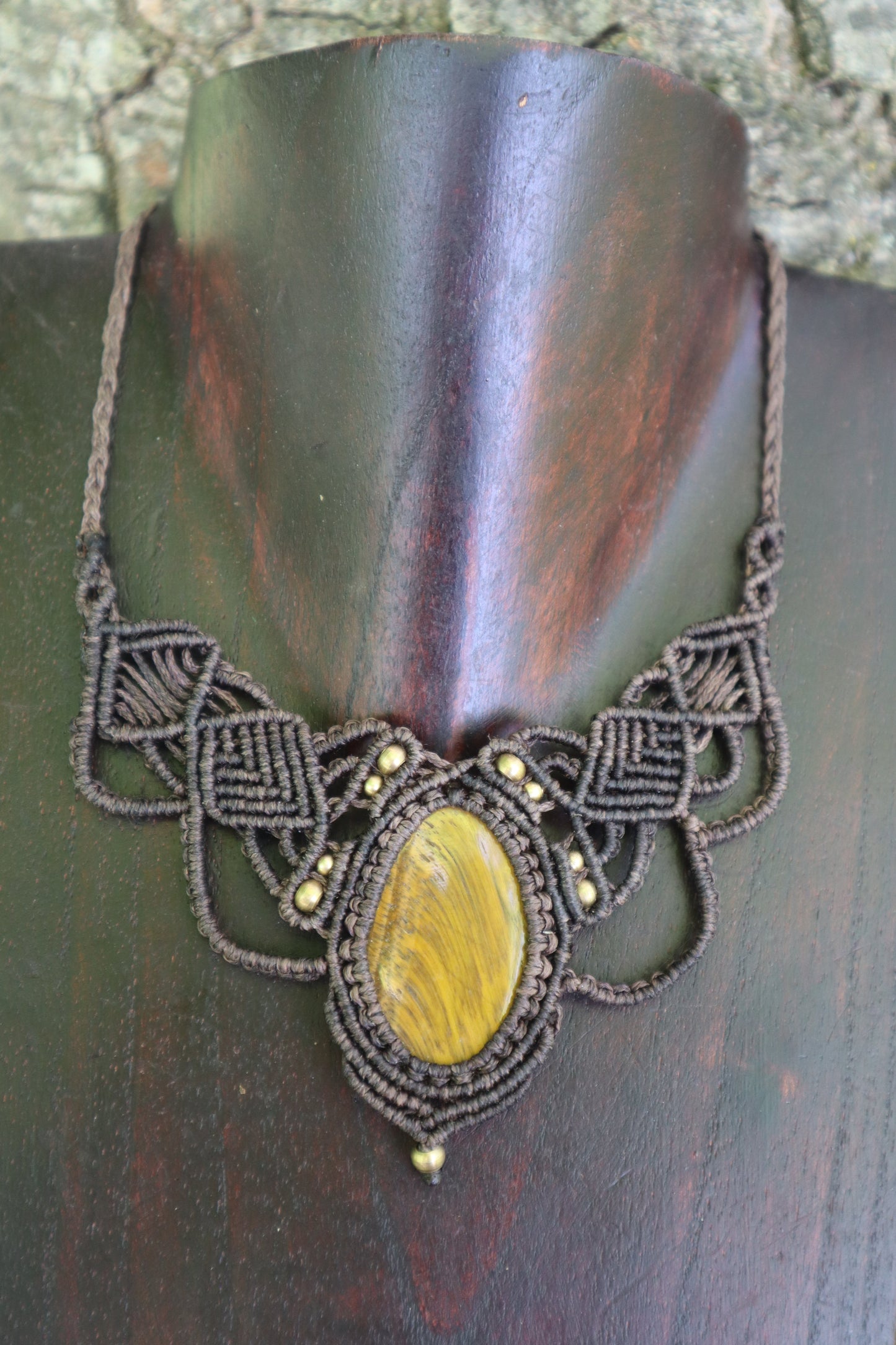 Braunes Makramee Collier mit Tigerauge