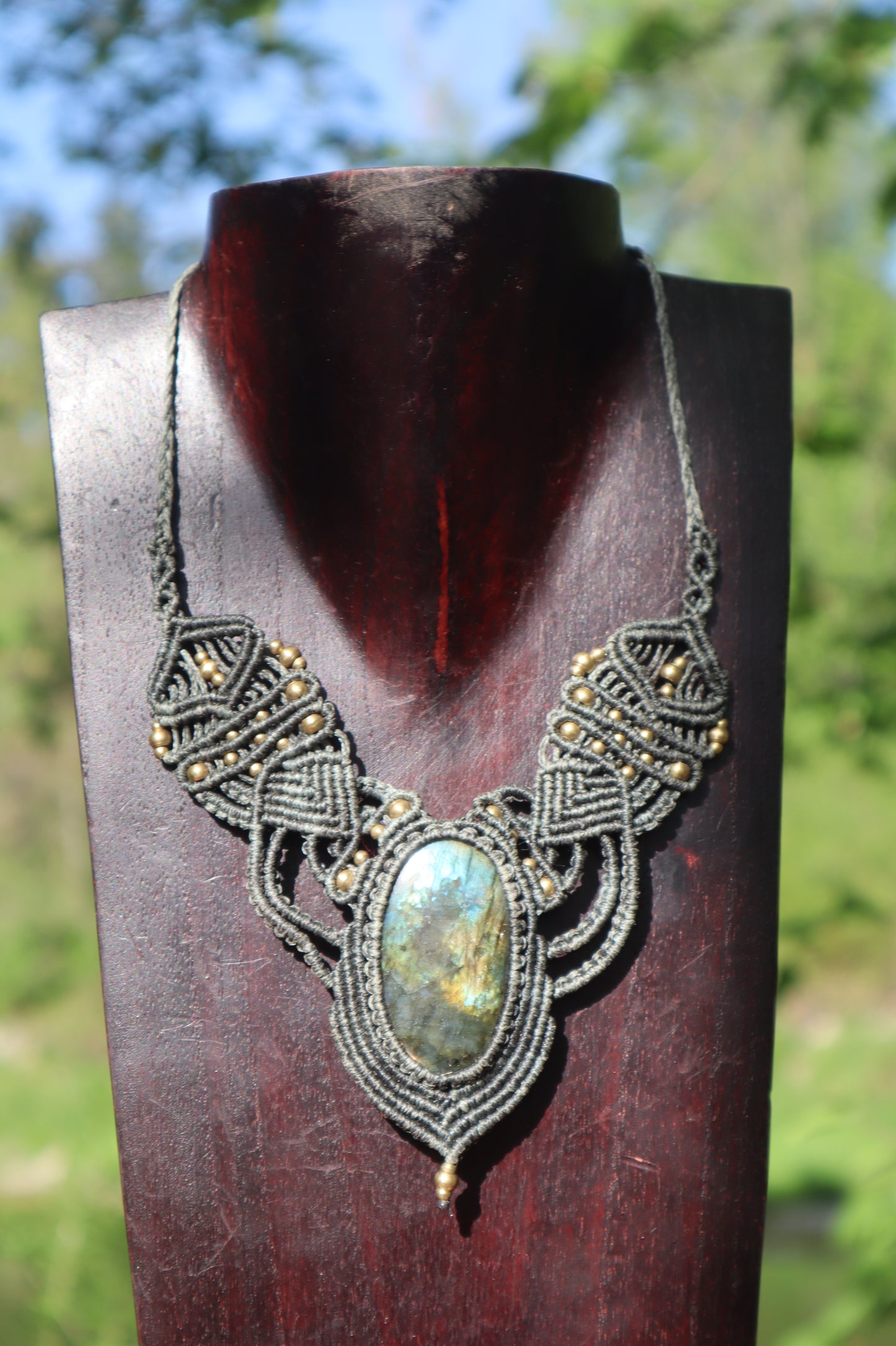 Graues Makramee Collier mit Labradorit