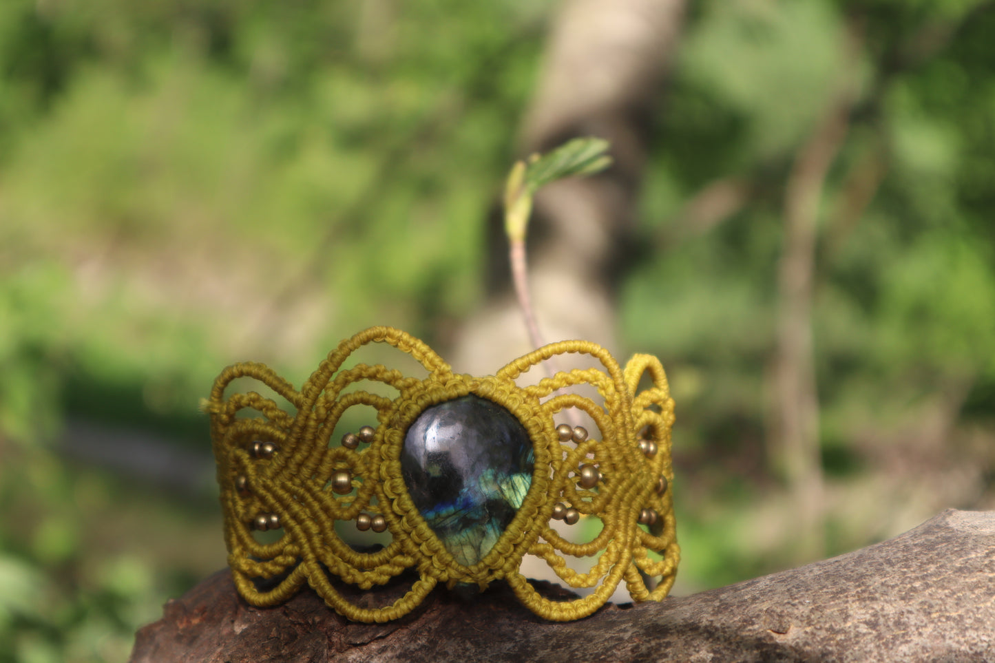 Gelbes mit Macramee Armband eingefasstem Labradorit