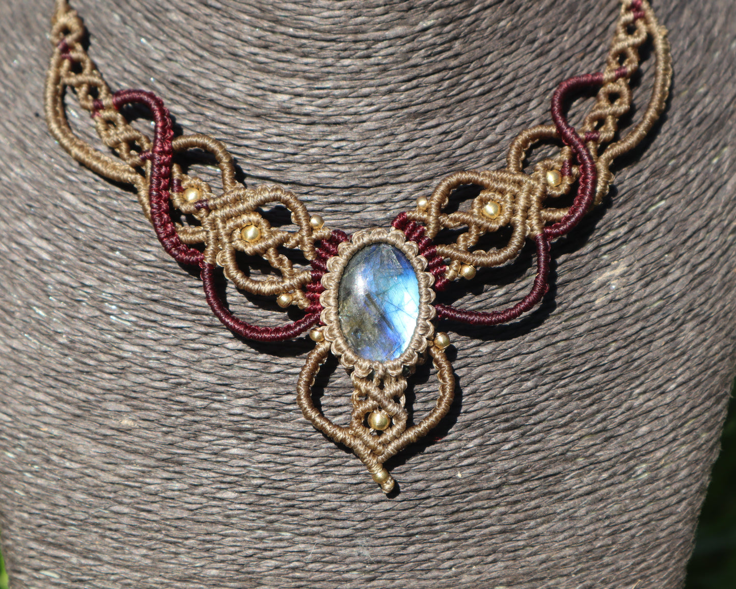 Beiges Collier mit Labradorit