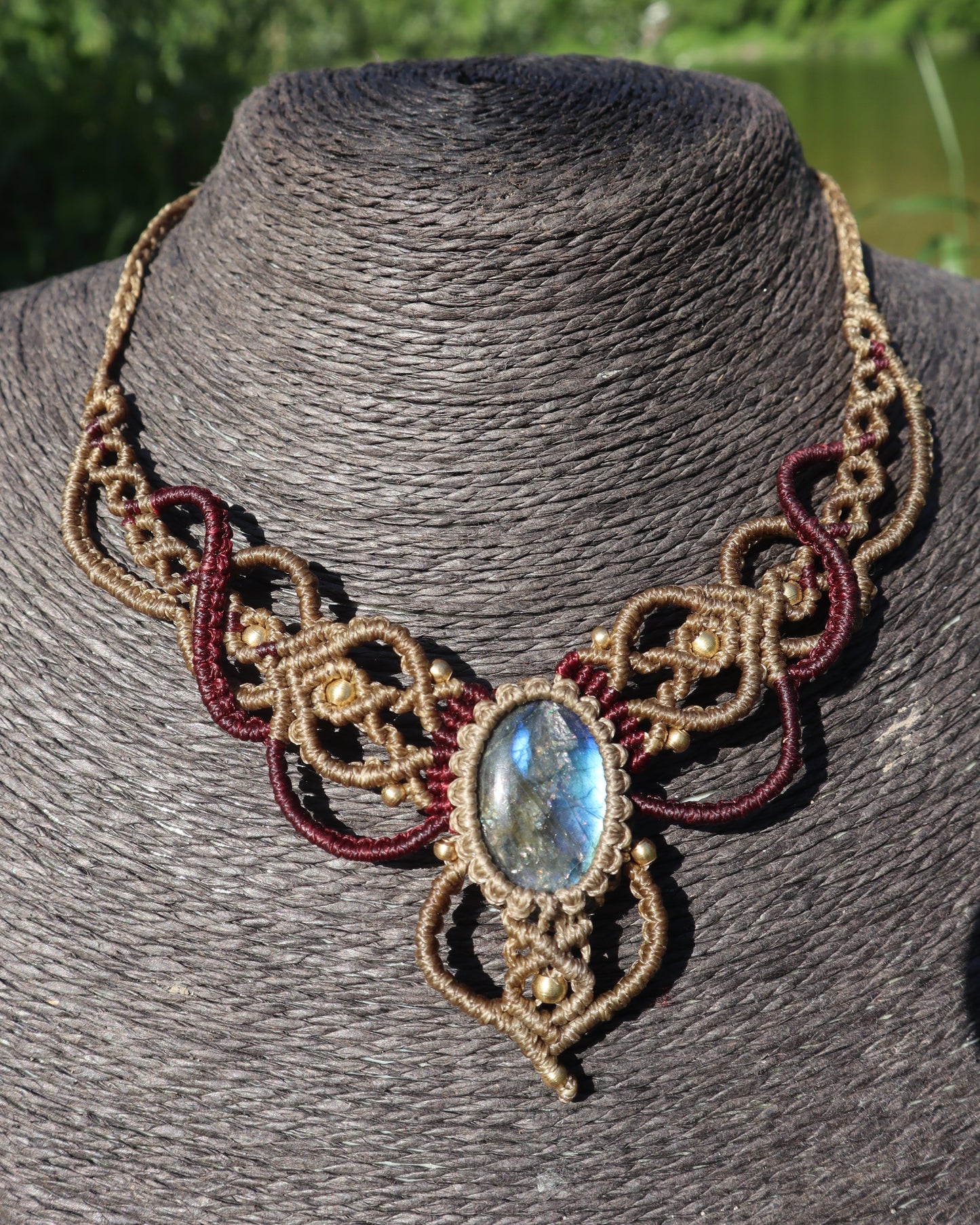 Beiges Collier mit Labradorit