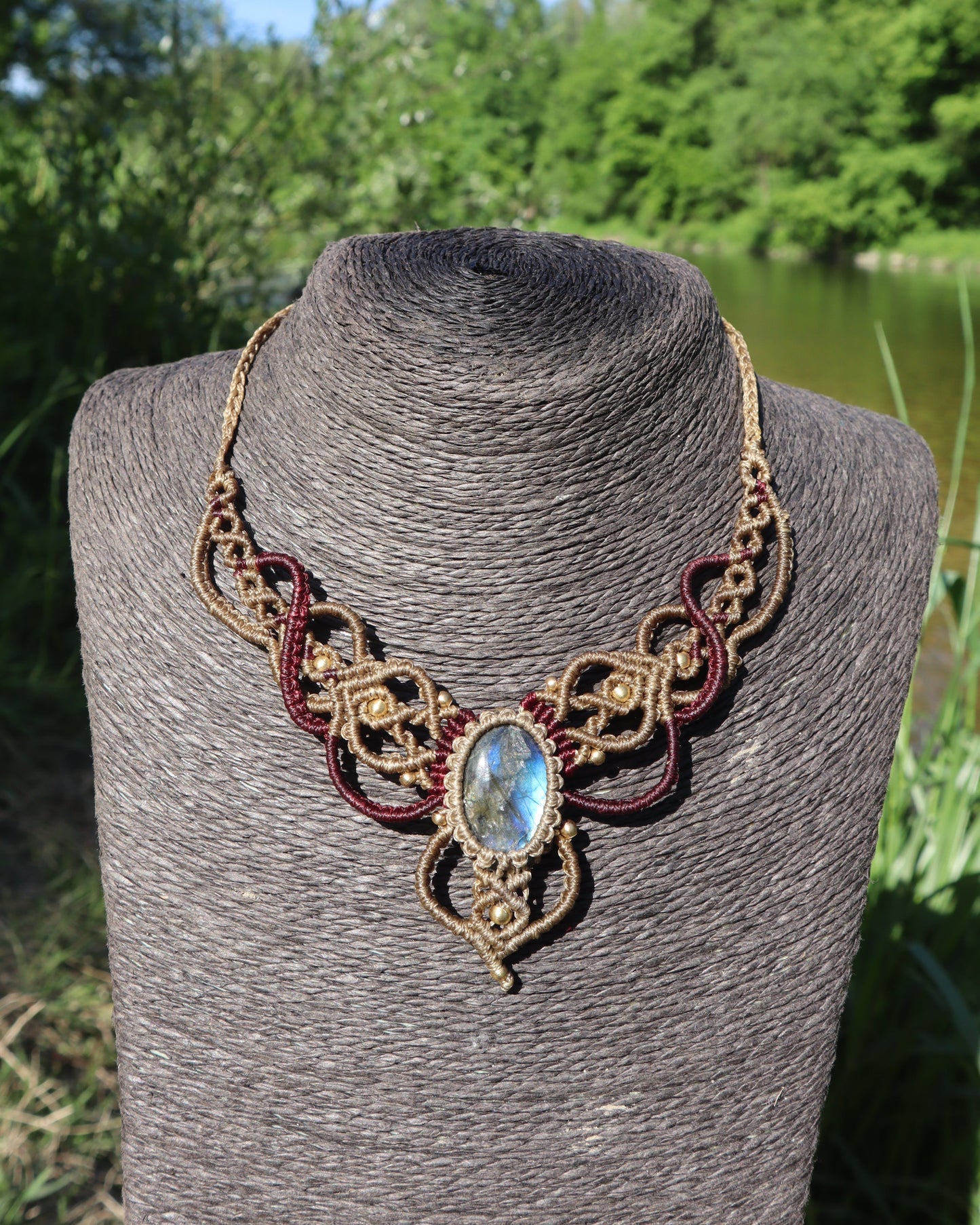 Beiges mit weinrotes Collier mit Labradorit