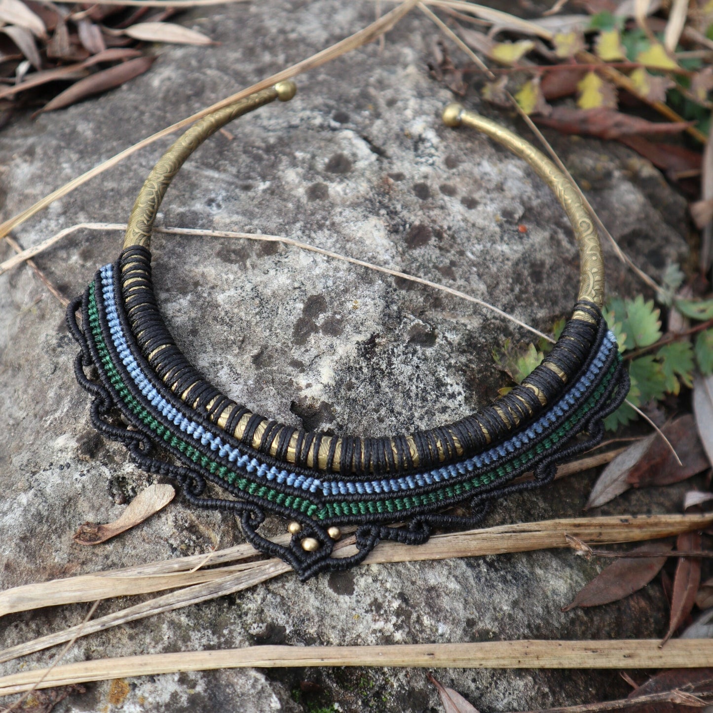 Handgearbeiteter Halsreifen aus Messing mit Makramee