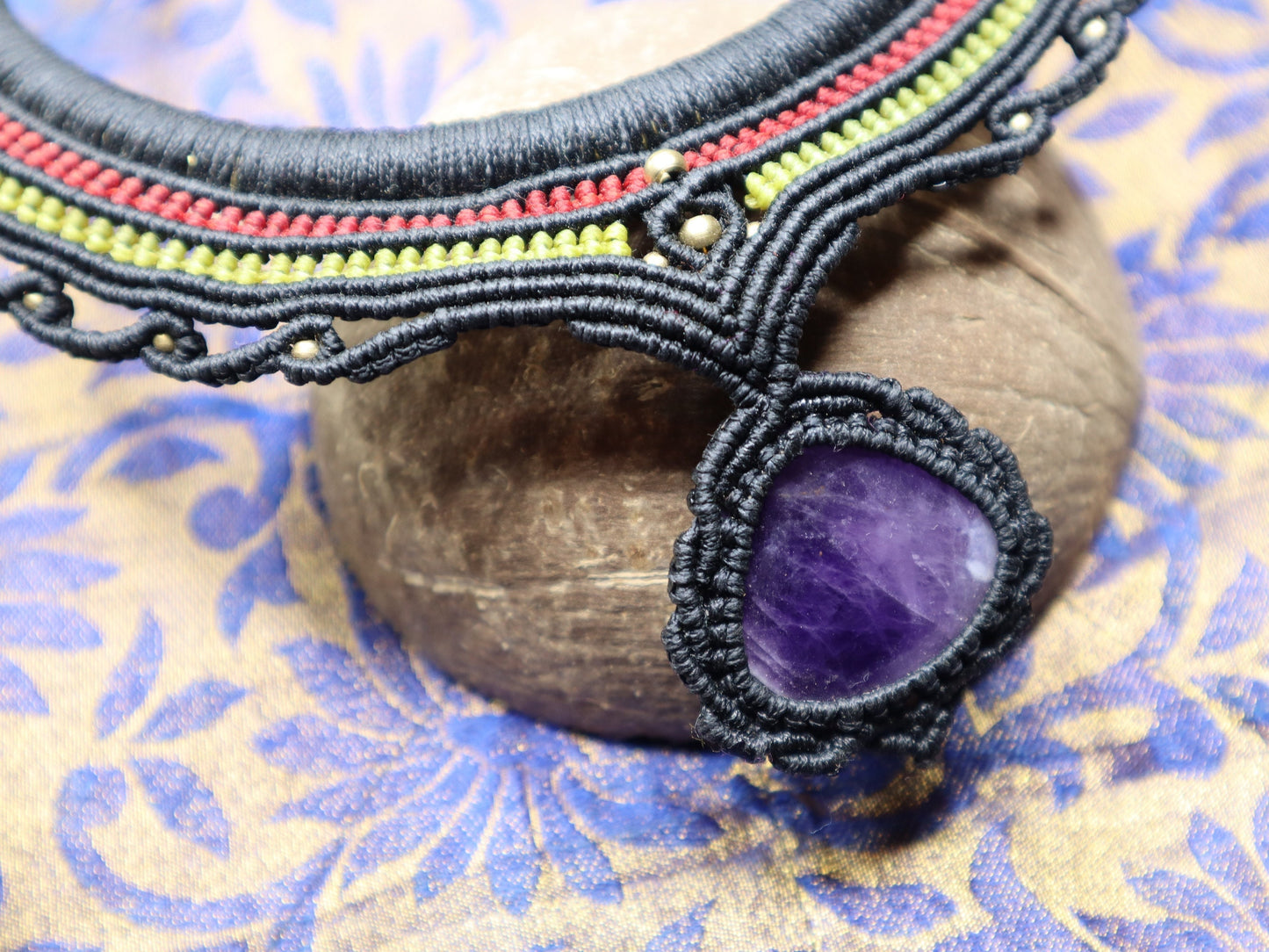 Halsreifen mit Amethyst, Makramee Choker Heilstein, Goa, Elfen Schmuck, Wicca, Ethnochoker, Tribal, Messing Reifen mit Macrame, Festival