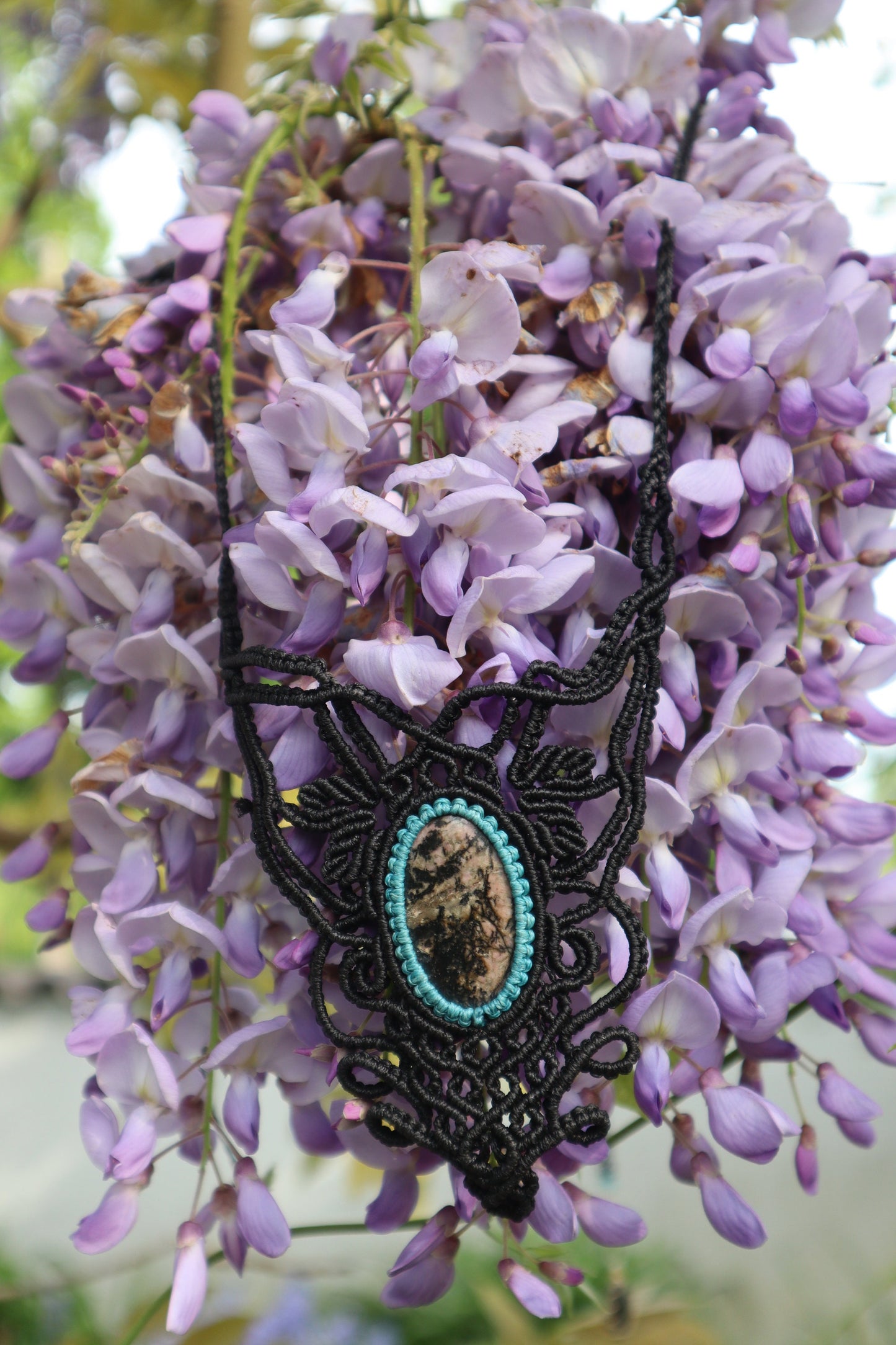 Bezauberndes schwarzes Makramee Collier mit Rhodonit