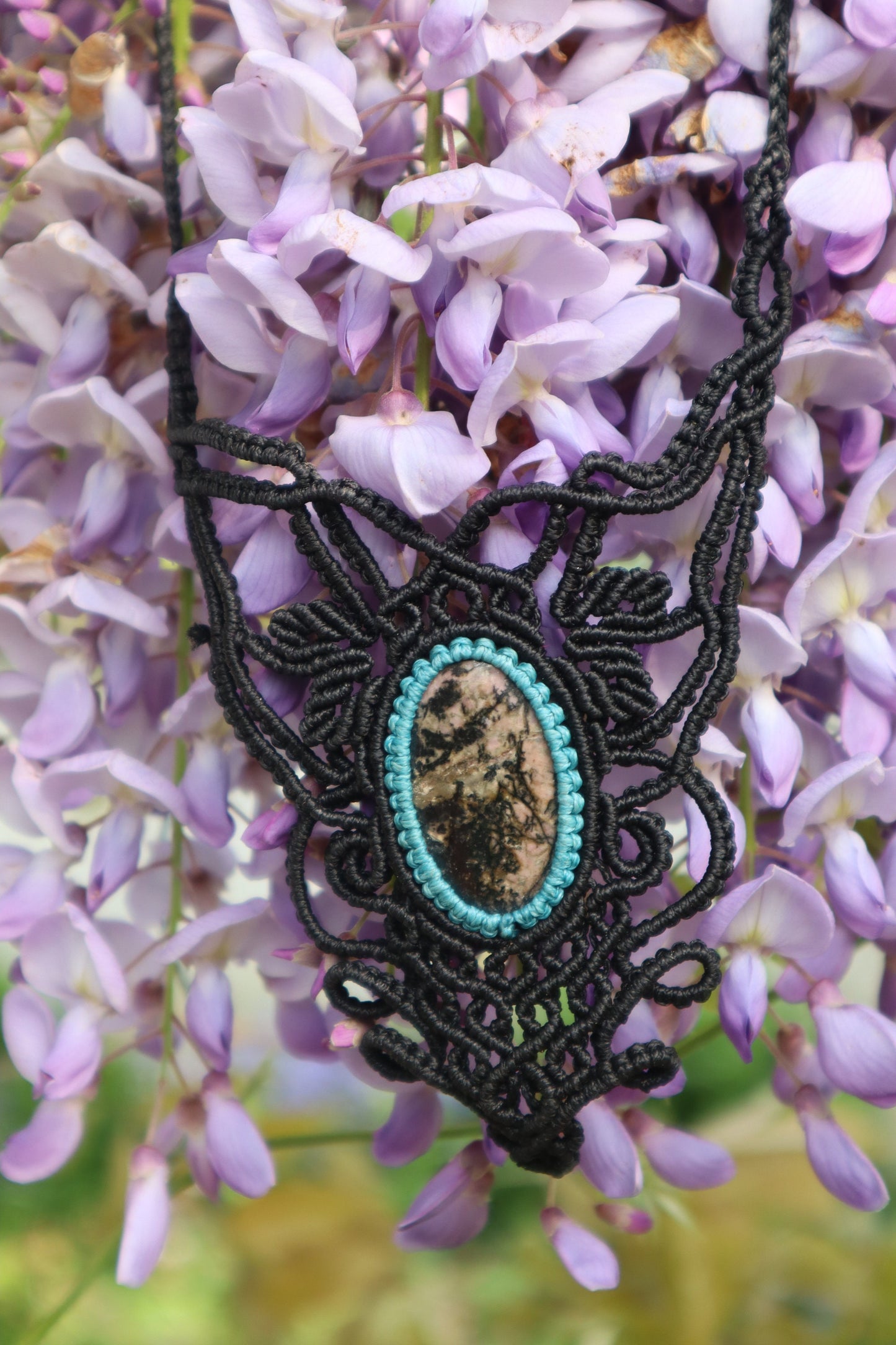 Bezauberndes schwarzes Makramee Collier mit Rhodonit