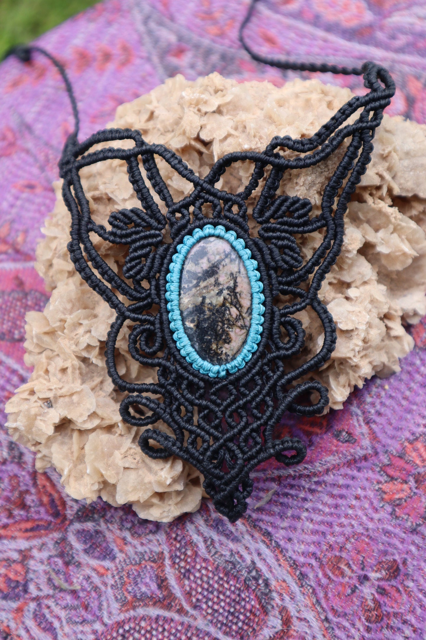 Bezauberndes schwarzes Makramee Collier mit Rhodonit