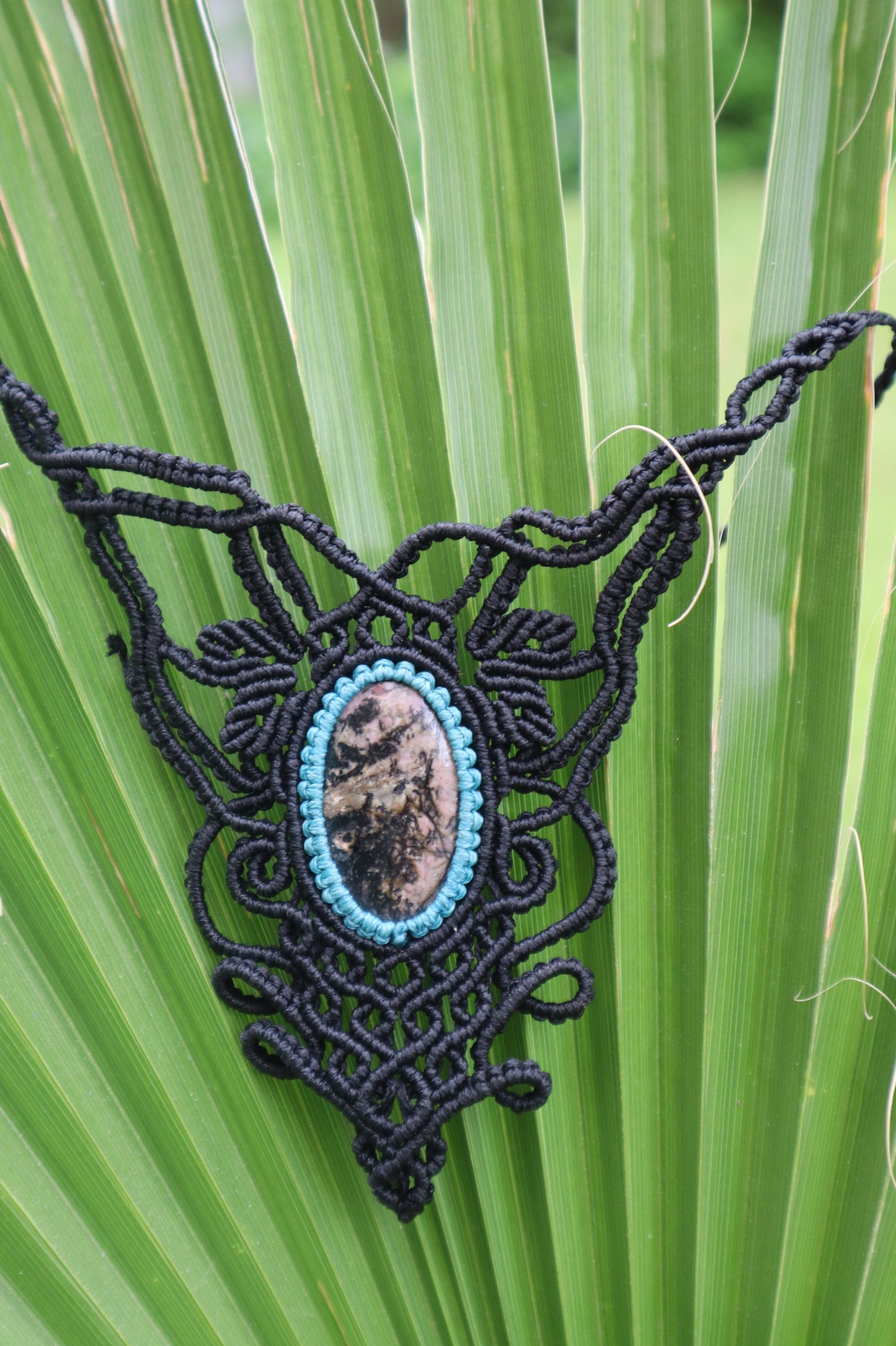 Bezauberndes schwarzes Makramee Collier mit Rhodonit
