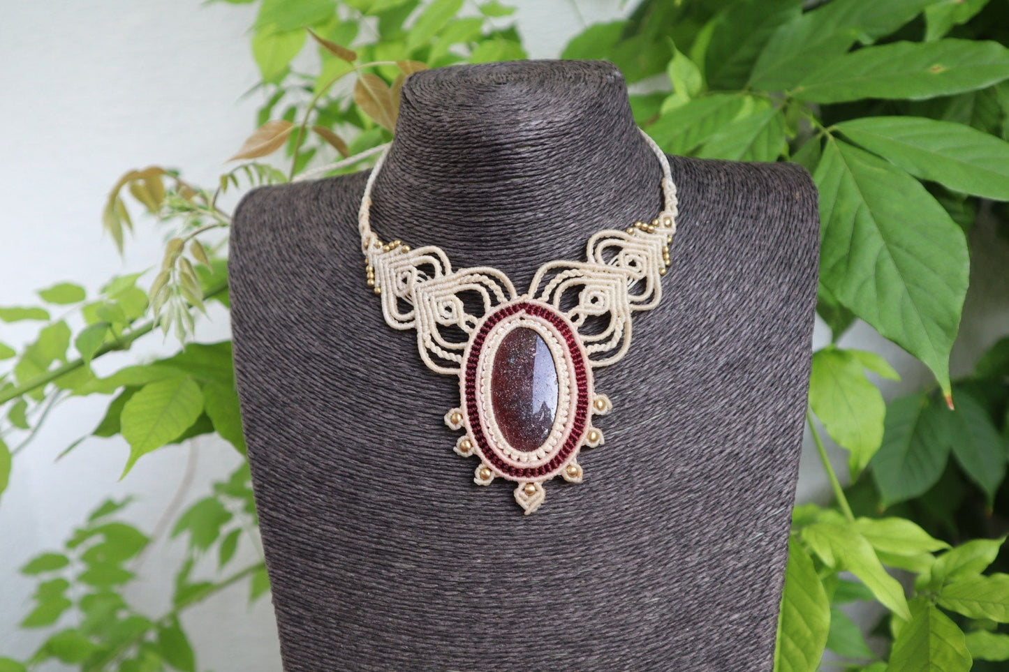 Makramee Collier mit dunkelrotem Goldfluss Stein, weiß und rot