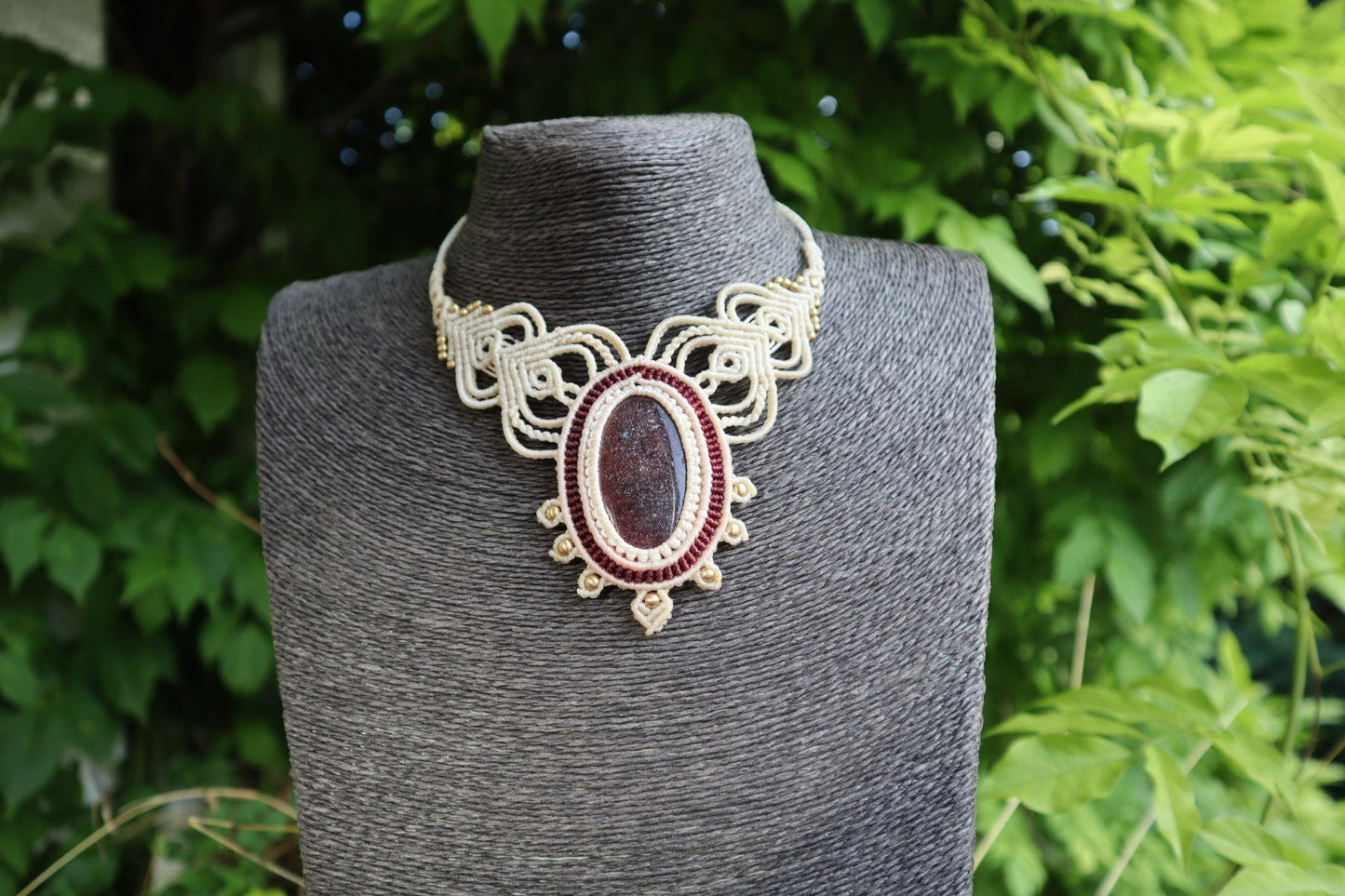 Makramee Collier mit dunkelrotem Goldfluss Stein, weiß und rot