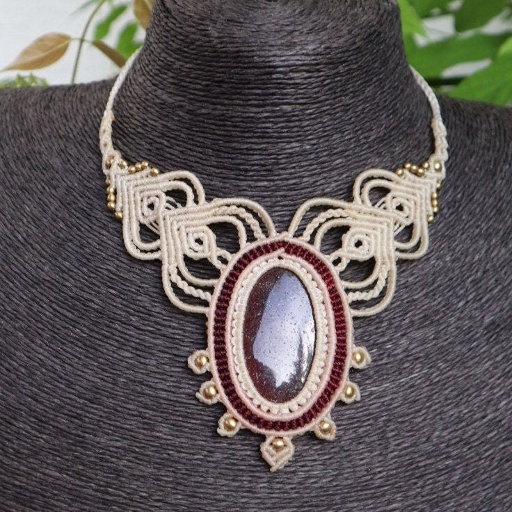 Makramee Collier mit dunkelrotem Goldfluss Stein, weiß und rot