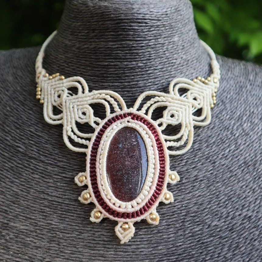 Makramee Collier mit dunkelrotem Goldfluss Stein, weiß und rot