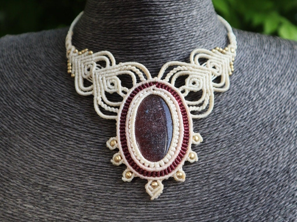 Makramee Collier mit dunkelrotem Goldfluss Stein, weiß und rot