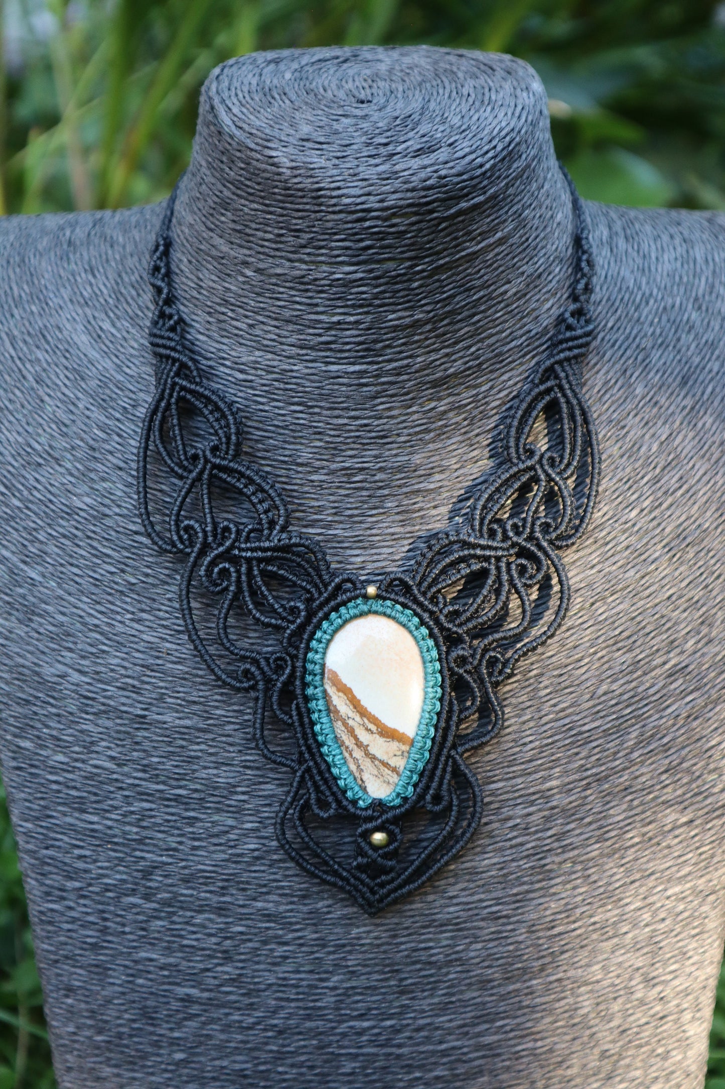 Schwarzes Makramee Collier mit Jaspis