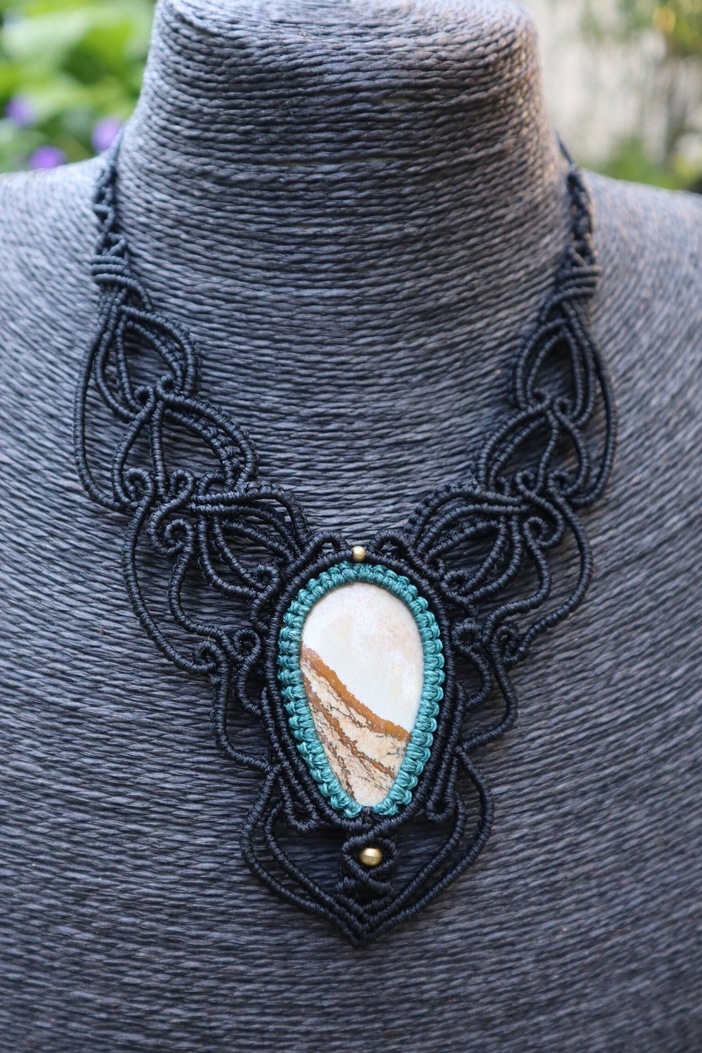 Schwarzes Makramee Collier mit Jaspis