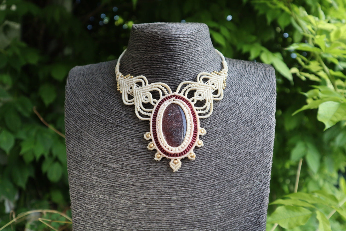 Makramee Collier mit dunkelrotem Goldfluss Stein, weiß und rot