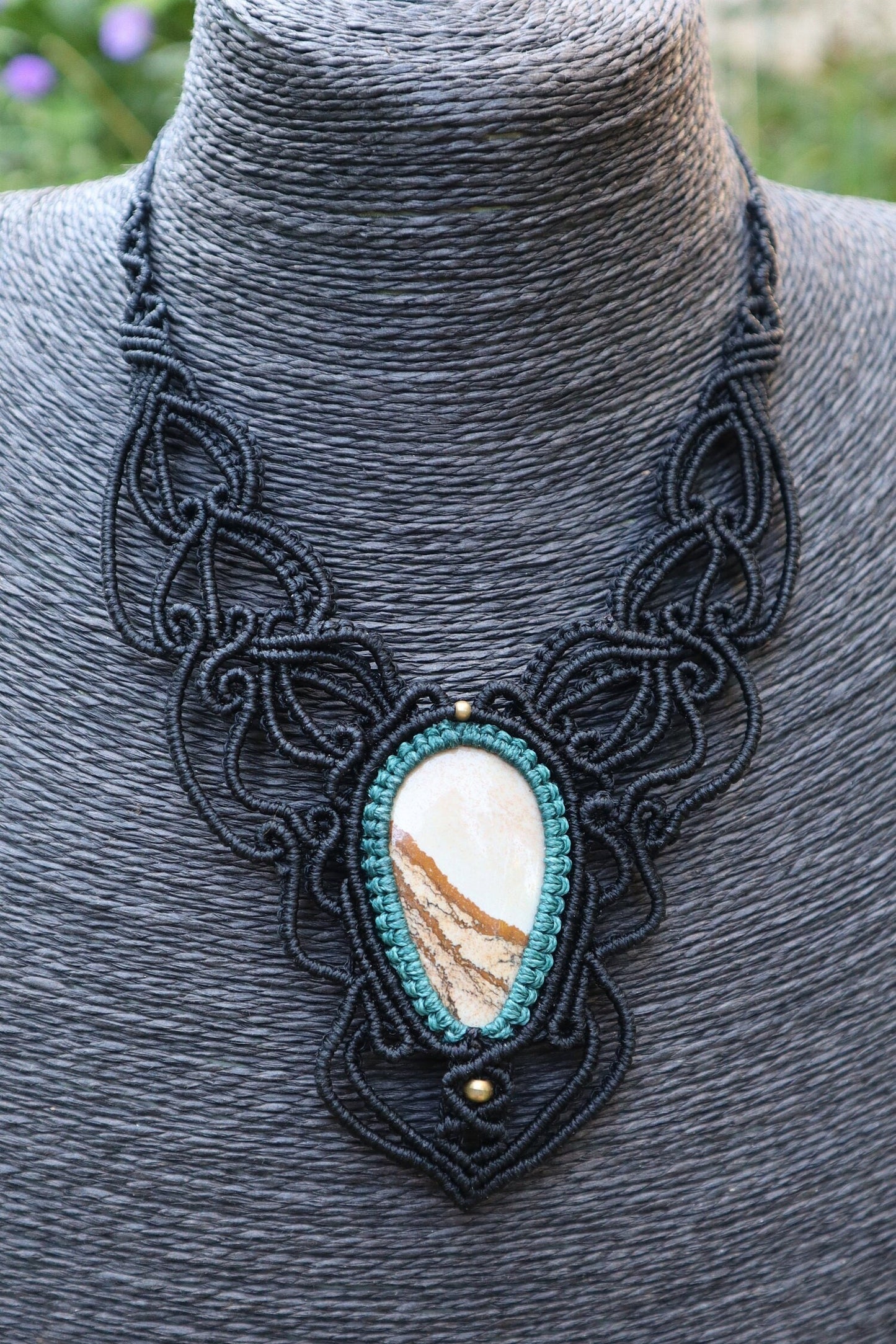 Schwarzes Makramee Collier mit Jaspis