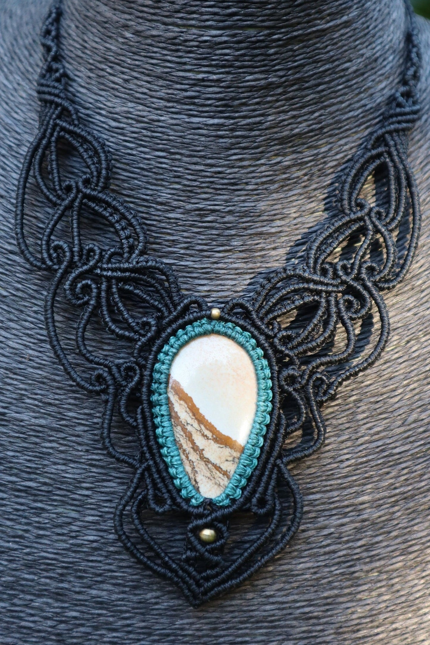 Schwarzes Makramee Collier mit Jaspis