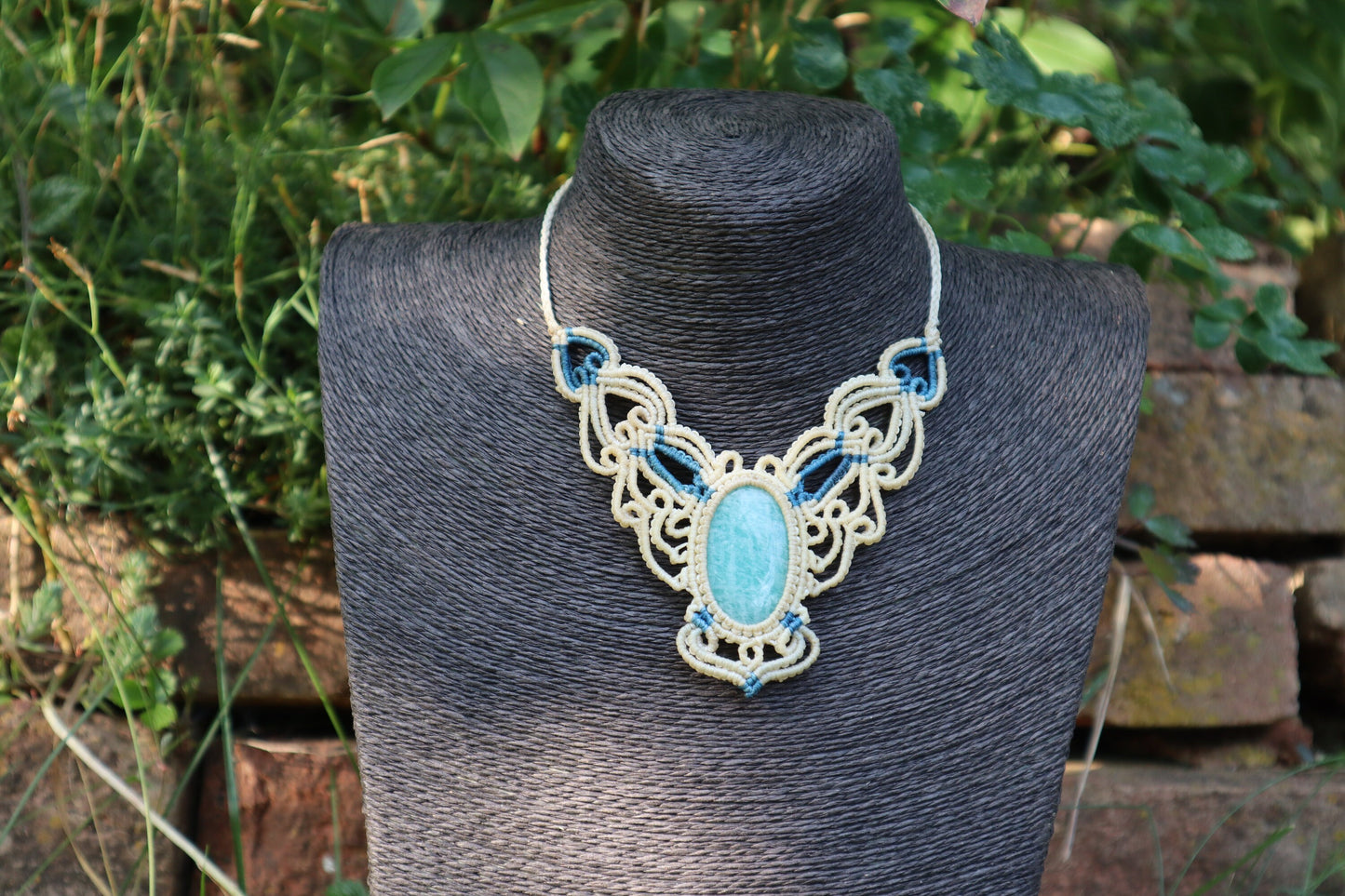 Weißblaues Makramee Collier mit Amazonit