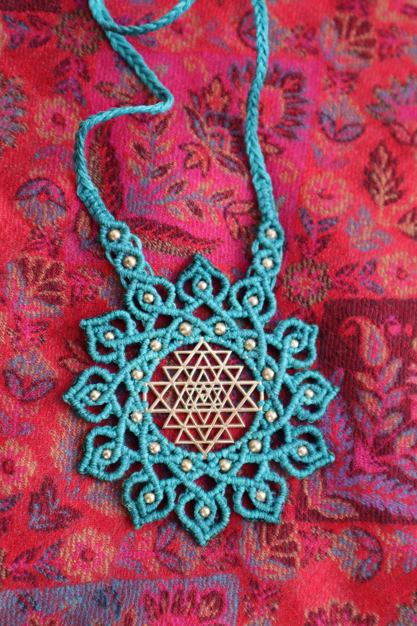 Sri Yantra Mandala Anhänger, Sri Yantra Halskette Makramee, Macrame Halskette, Heilige Geometrie, Devi, Göttin, Tantra, Mandalakette