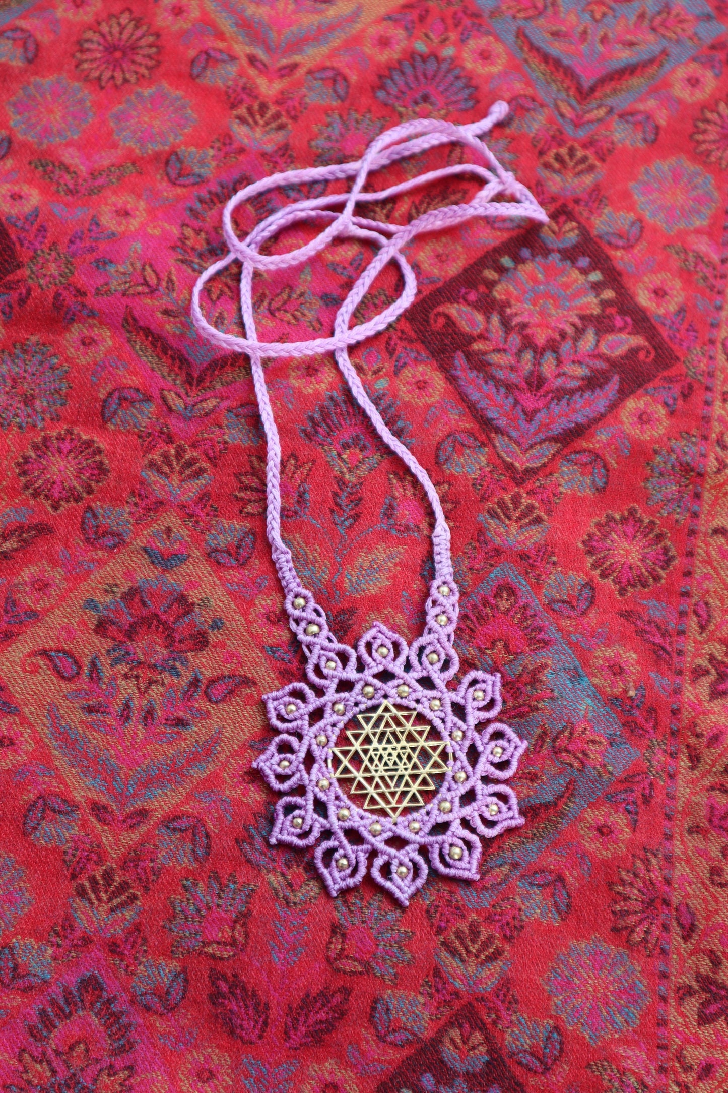 Sri Yantra Mandala Anhänger, Sri Yantra Halskette Makramee, Macrame Halskette, Heilige Geometrie, Devi, Göttin, Tantra, Mandalakette