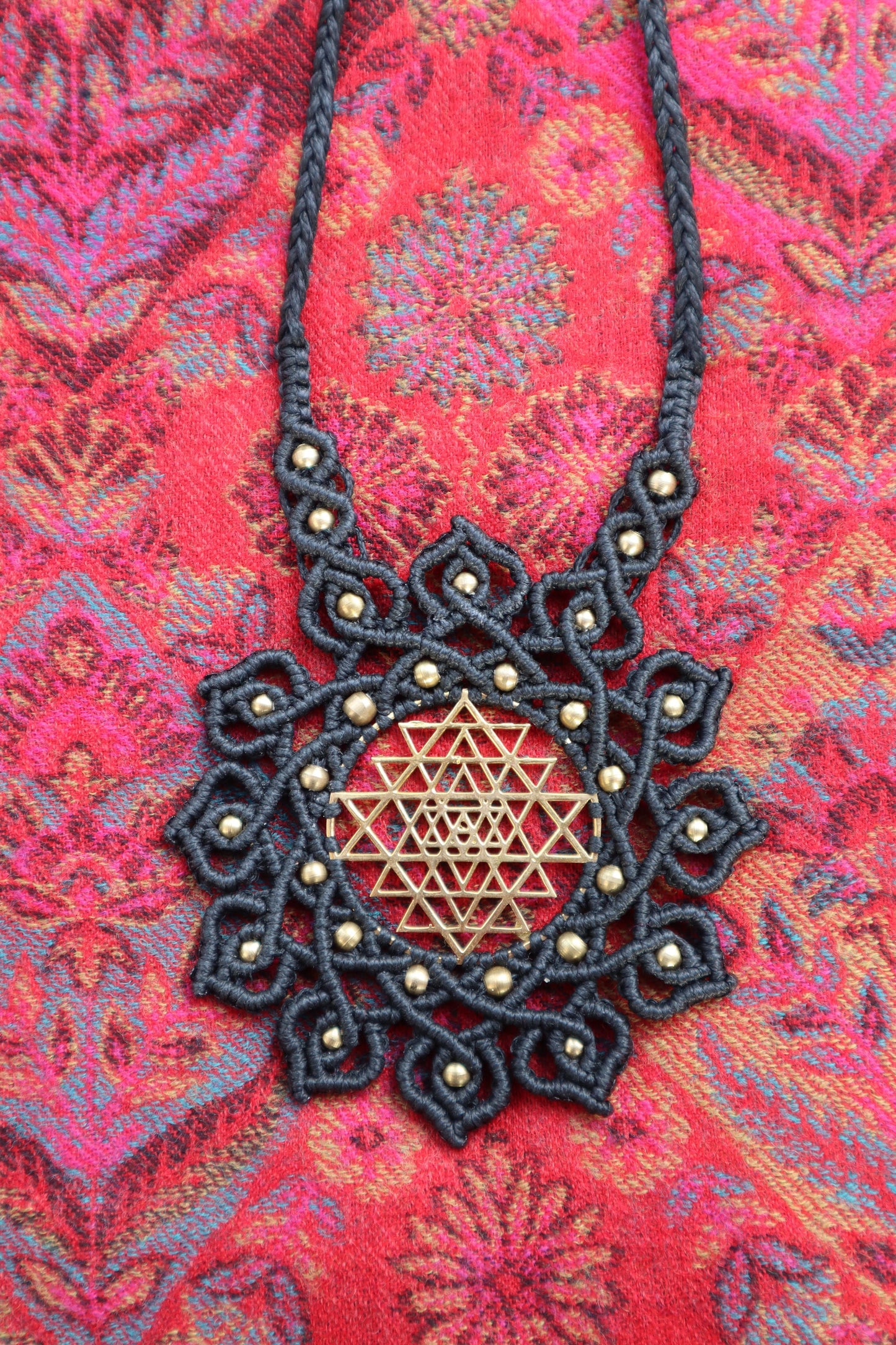Sri Yantra Mandala Anhänger, Sri Yantra Halskette Makramee, Macrame Halskette, Heilige Geometrie, Devi, Göttin, Tantra, Mandalakette