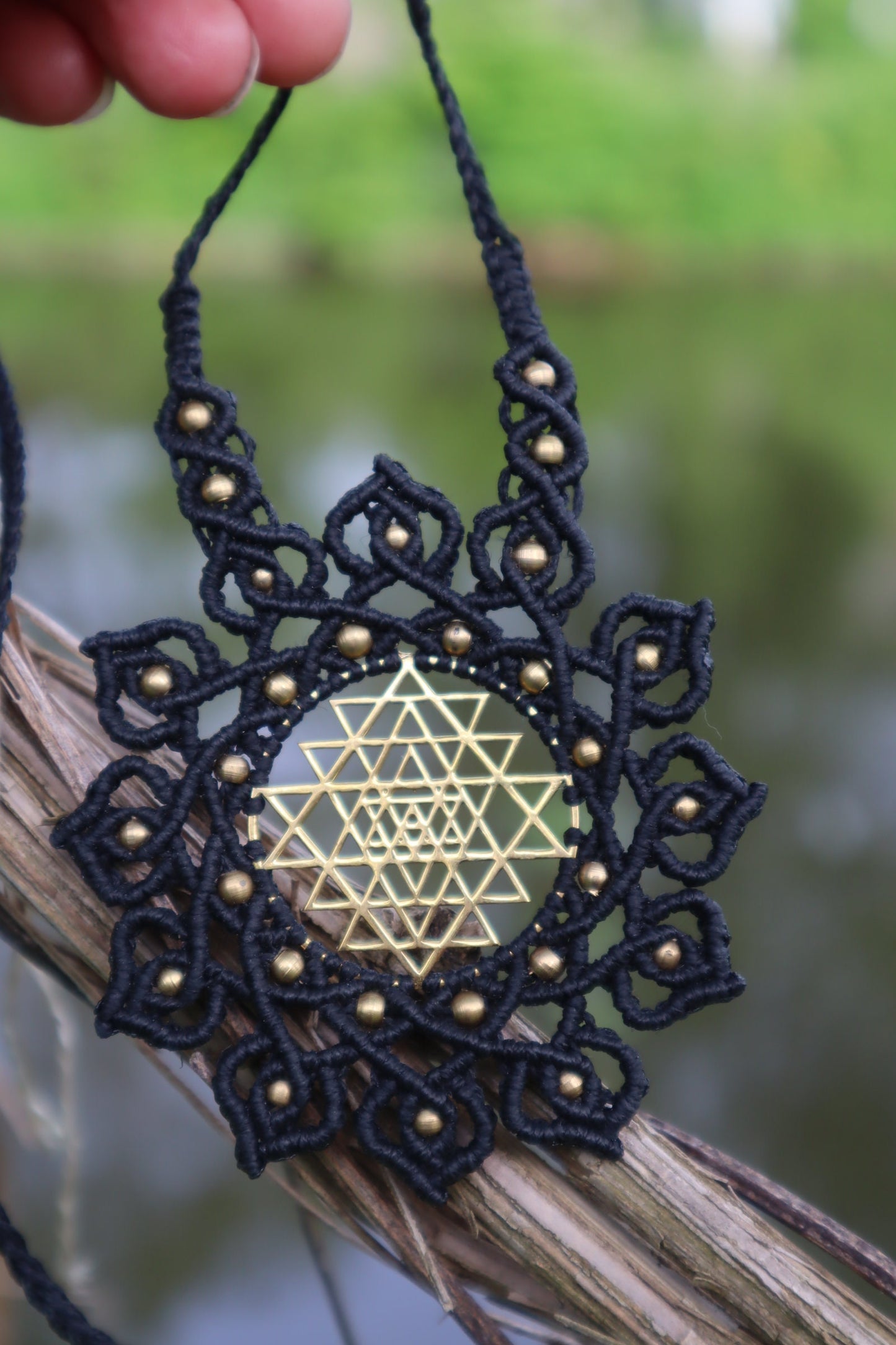 Sri Yantra Mandala Anhänger, Sri Yantra Halskette Makramee, Macrame Halskette, Heilige Geometrie, Devi, Göttin, Tantra, Mandalakette