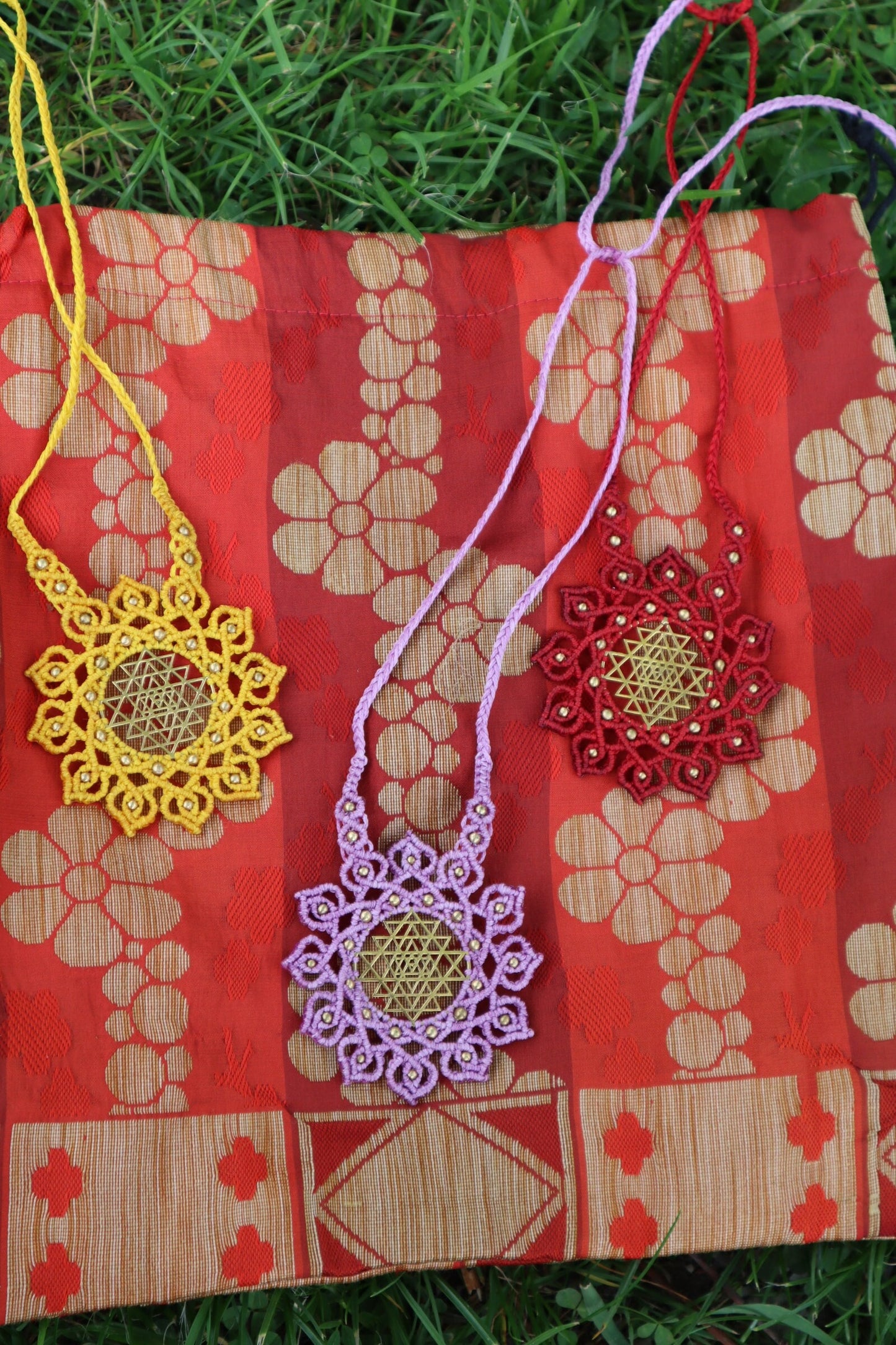 Sri Yantra Mandala Anhänger, Sri Yantra Halskette Makramee, Macrame Halskette, Heilige Geometrie, Devi, Göttin, Tantra, Mandalakette