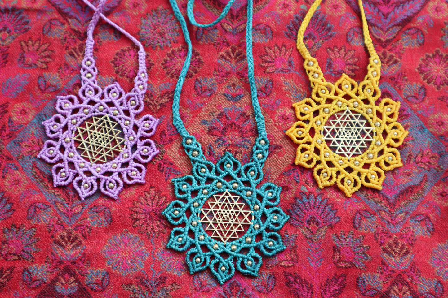 Sri Yantra Mandala Anhänger, Sri Yantra Halskette Makramee, Macrame Halskette, Heilige Geometrie, Devi, Göttin, Tantra, Mandalakette