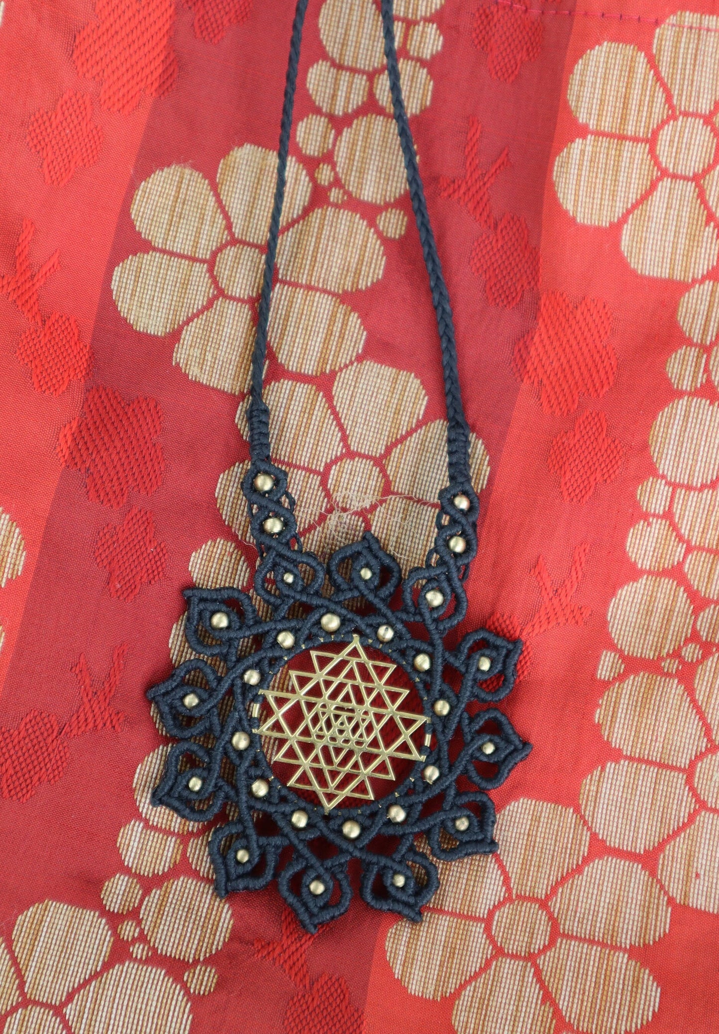 Sri Yantra Mandala Anhänger, Sri Yantra Halskette Makramee, Macrame Halskette, Heilige Geometrie, Devi, Göttin, Tantra, Mandalakette