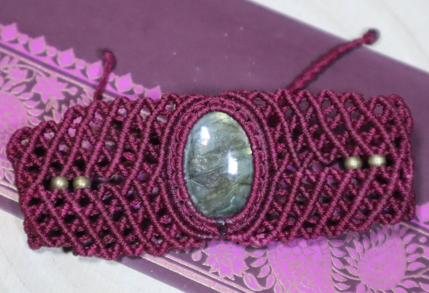 Dunkelrotes Macramee Armband